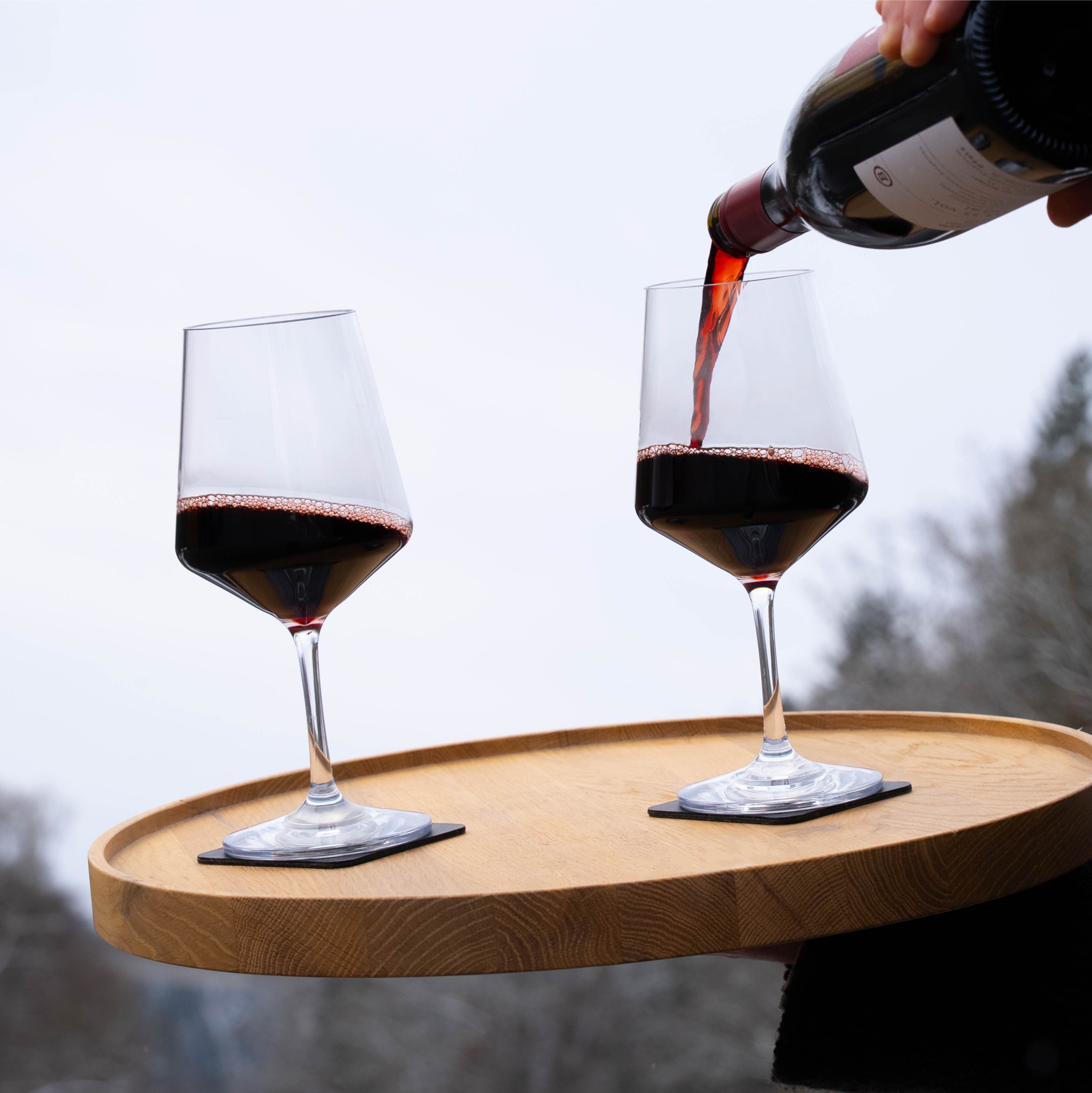 Bicchieri di vino magnetici in plastica su cuscinetti su un vassoio