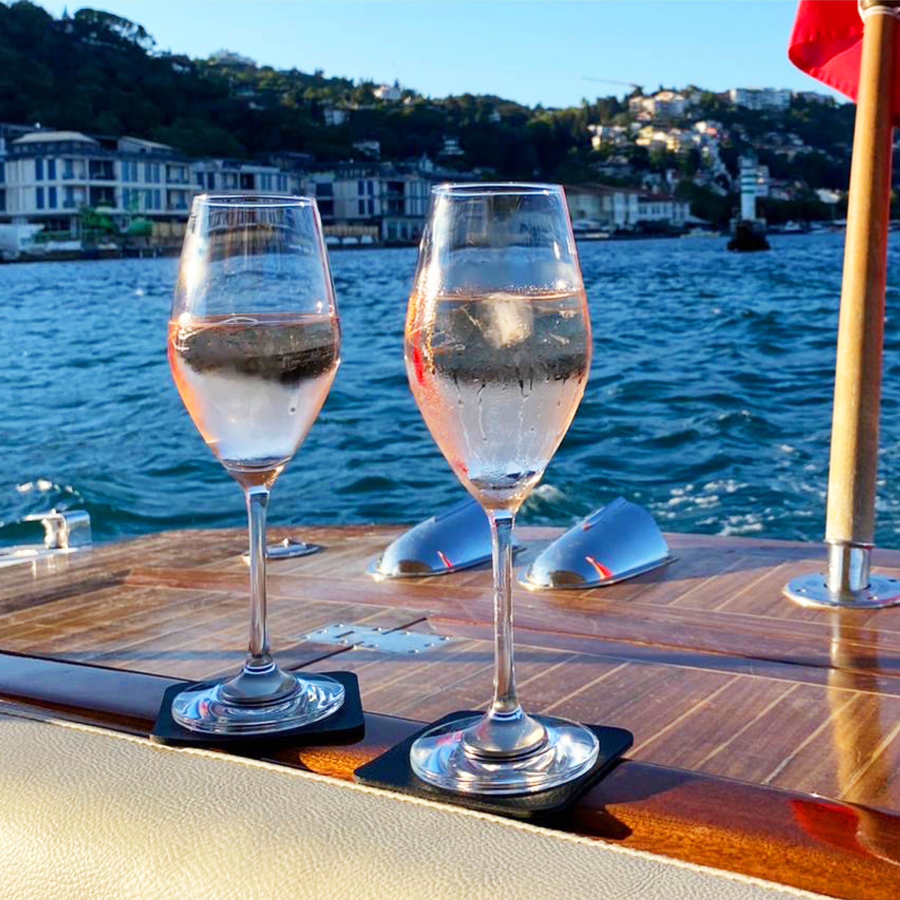 Bicchieri di cristallo magnetici di champagne su cuscinetti in barca durante il viaggio