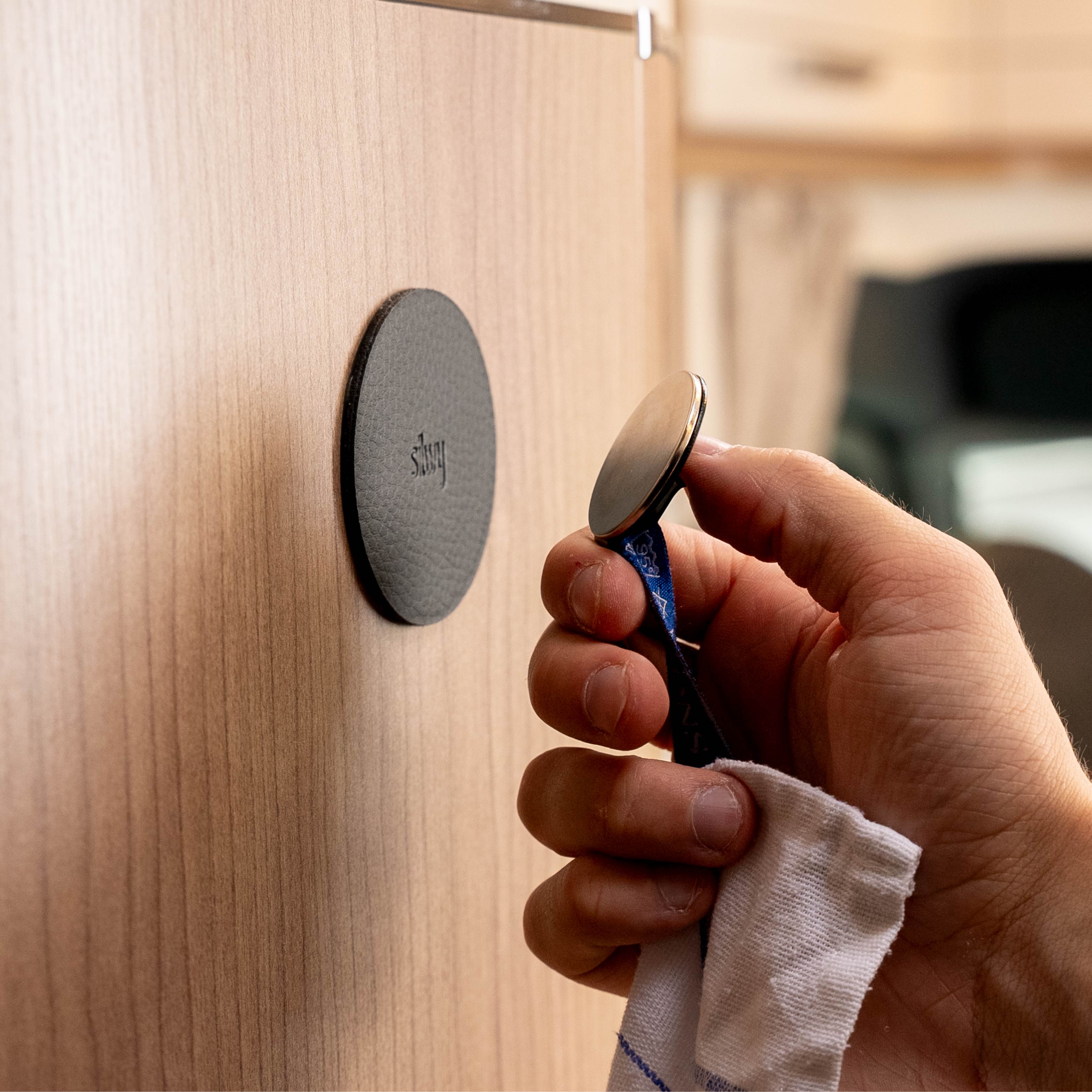 Gancio magnetico Clever per il fissaggio a un pad