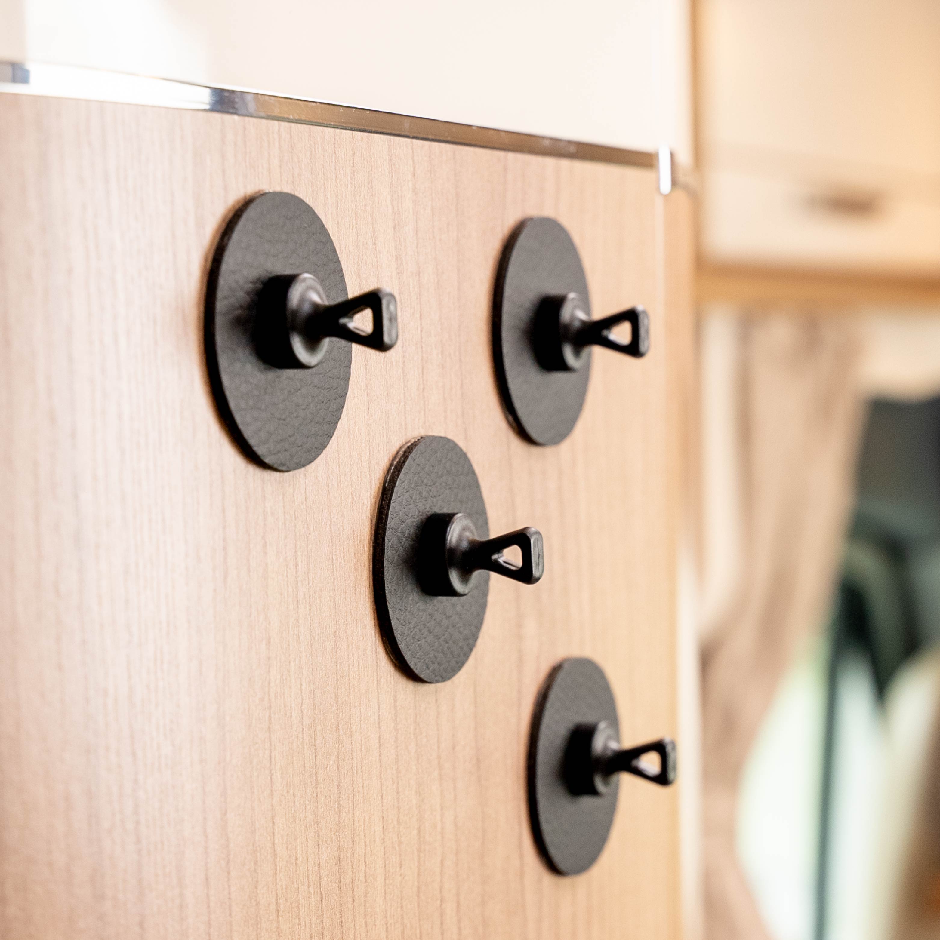 Perni magnetici Flex fissati nella caravan tramite cuscinetti