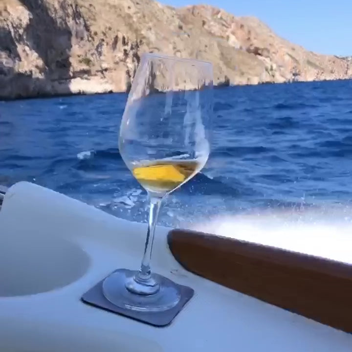 Bicchiere di cristallo in barca
