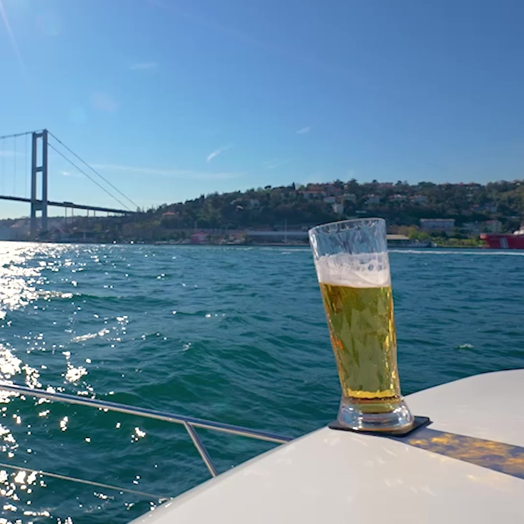 Bicchiere di birra in plastica su un cuscinetto in barca