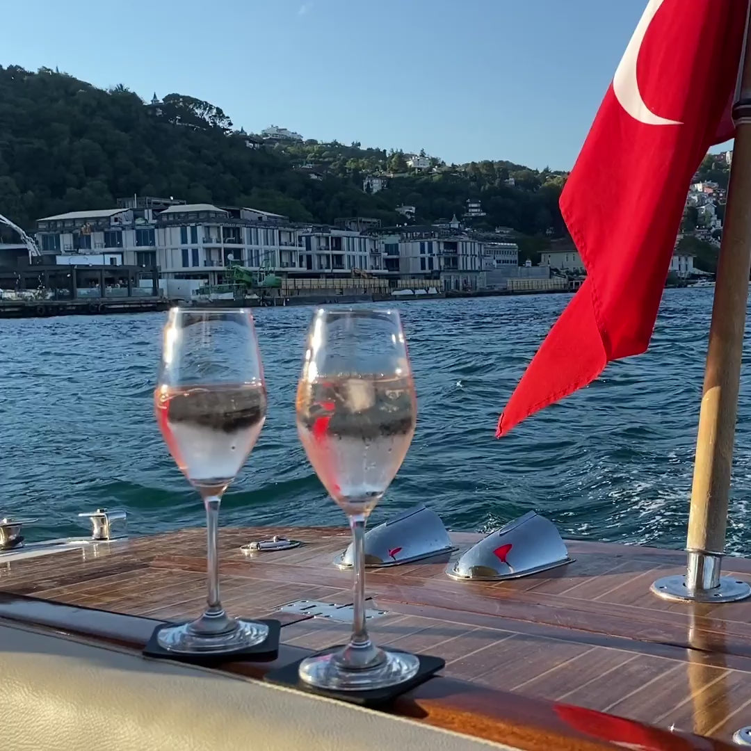 Bicchieri di cristallo con champagne sul cuscino della barca