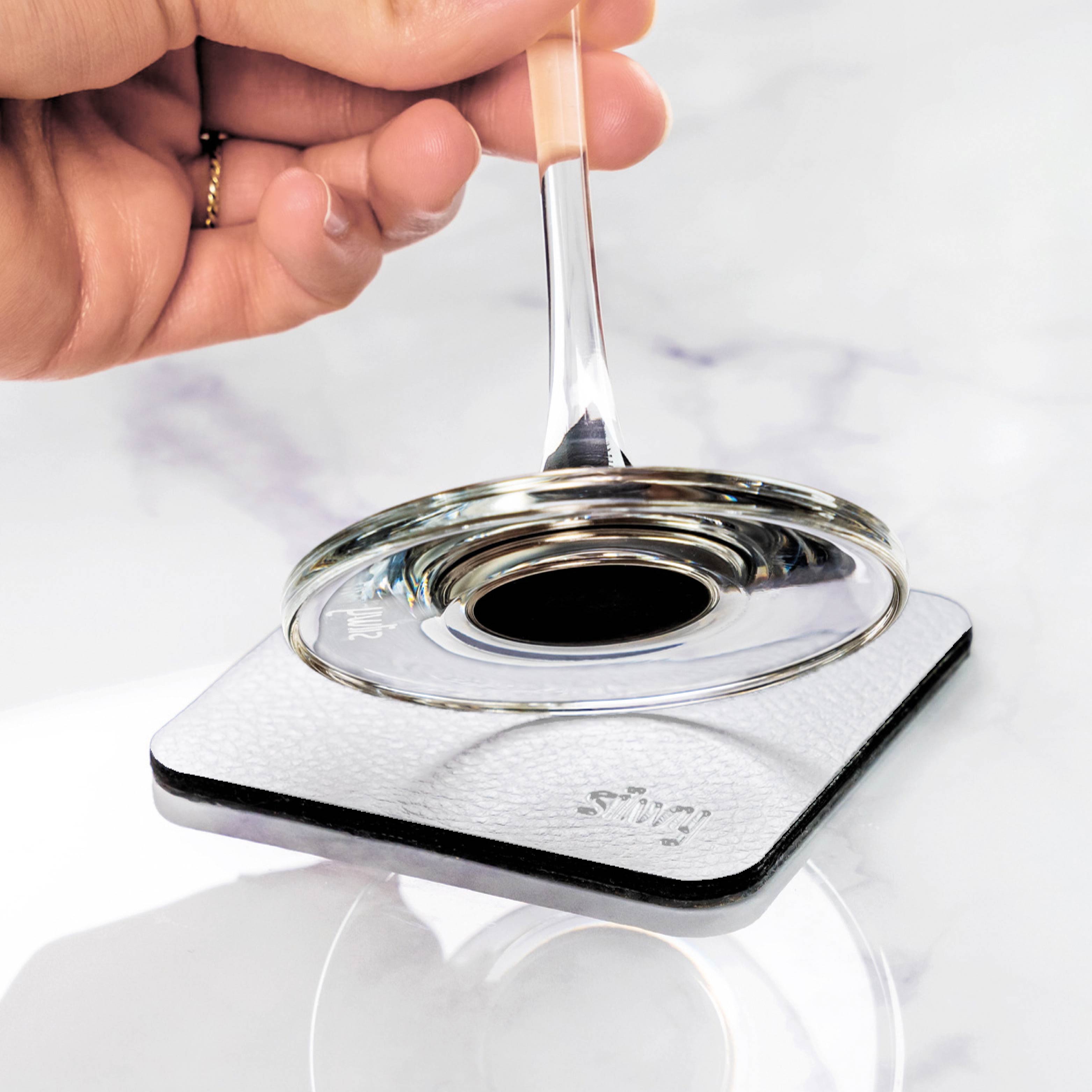 Vino magnetico in cristallo con cuscinetto quadrato in nano-gel di metallo bianco e magnete integrato nella base