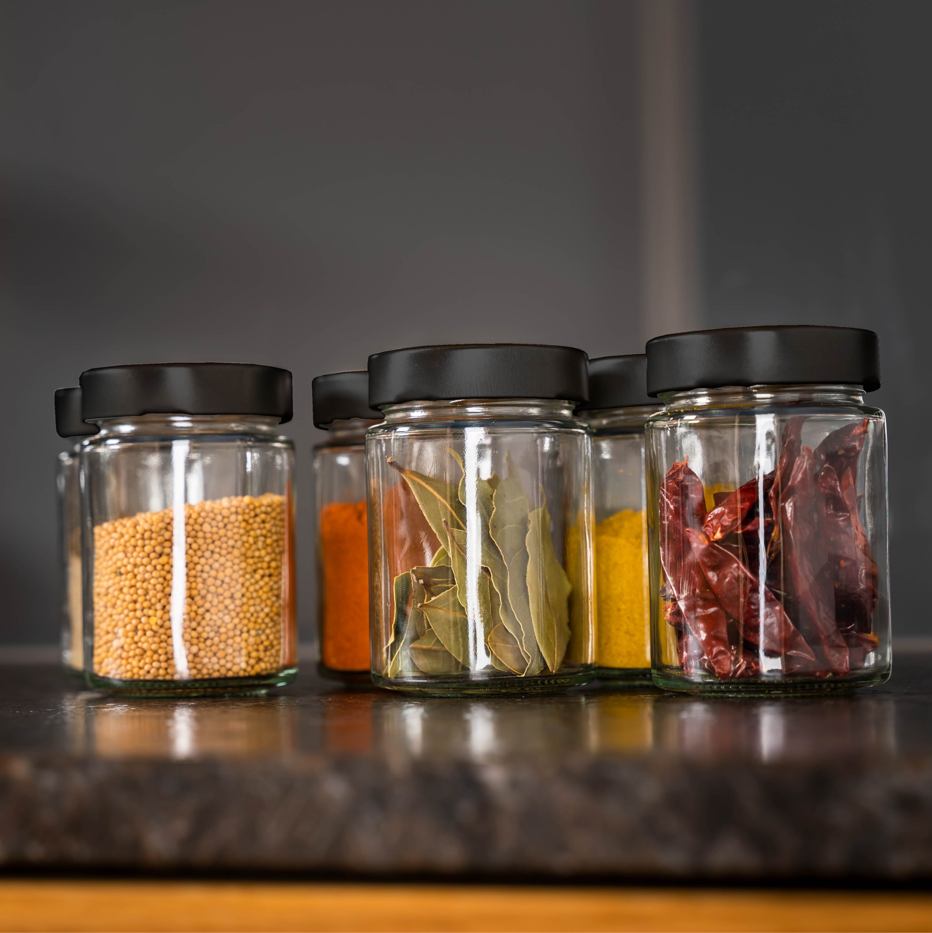 Riempimento di vasetti magnetici da gastronomia in un ambiente di cucina
