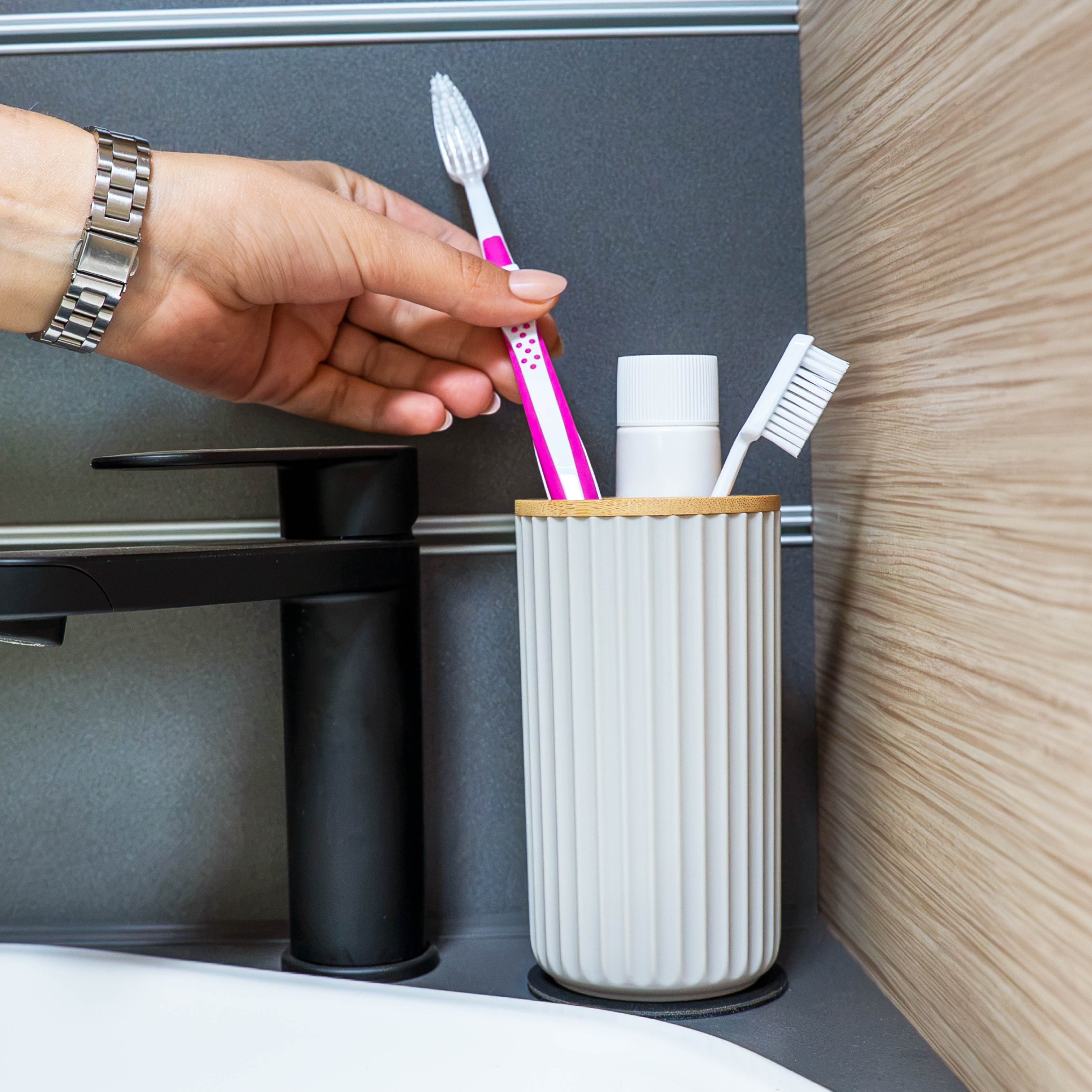 Dispenser di sapone magnetico e bicchiere magnetico per spazzolino da denti con cuscinetti inclusi