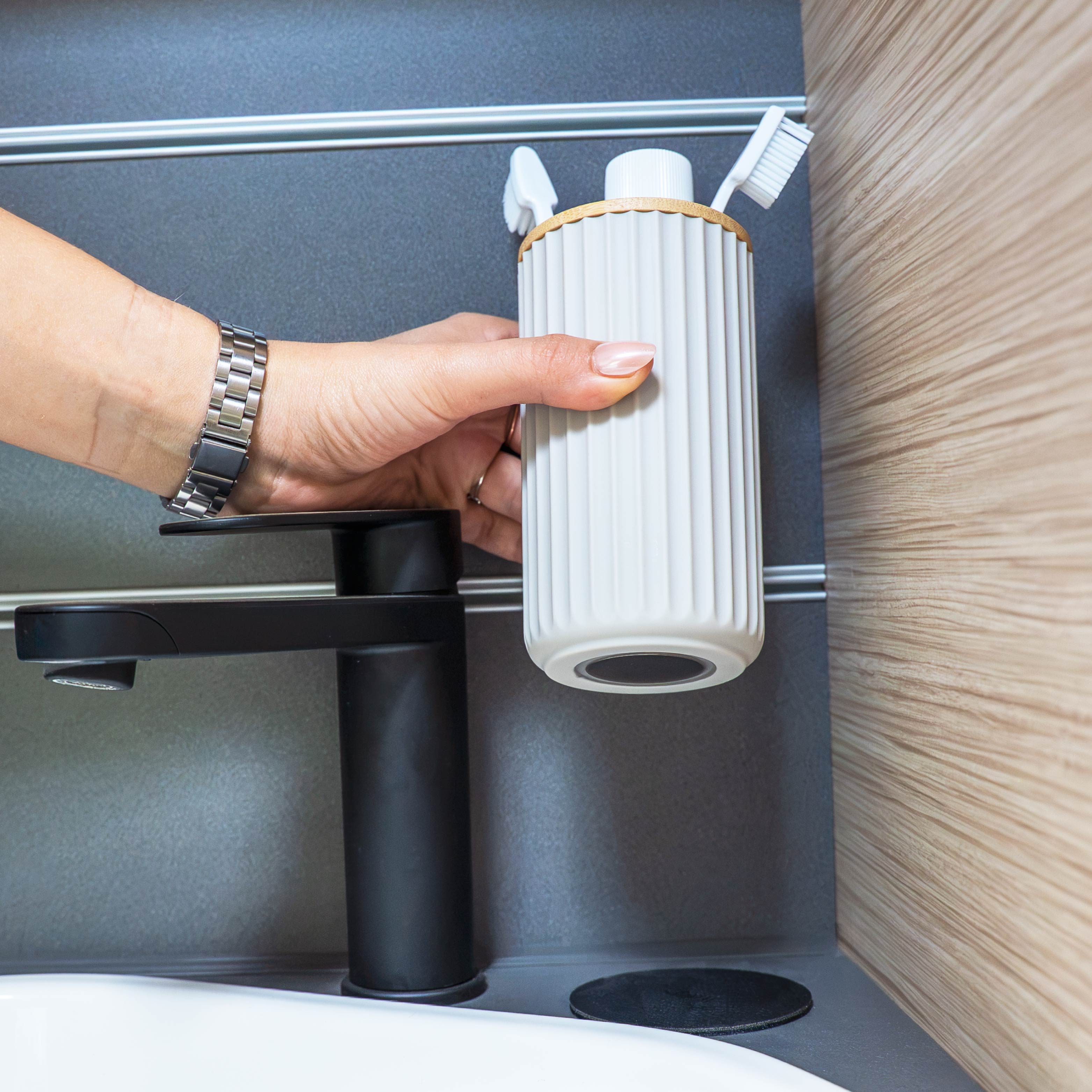 Dispenser di sapone magnetico e bicchiere magnetico per spazzolino da denti con cuscinetti inclusi
