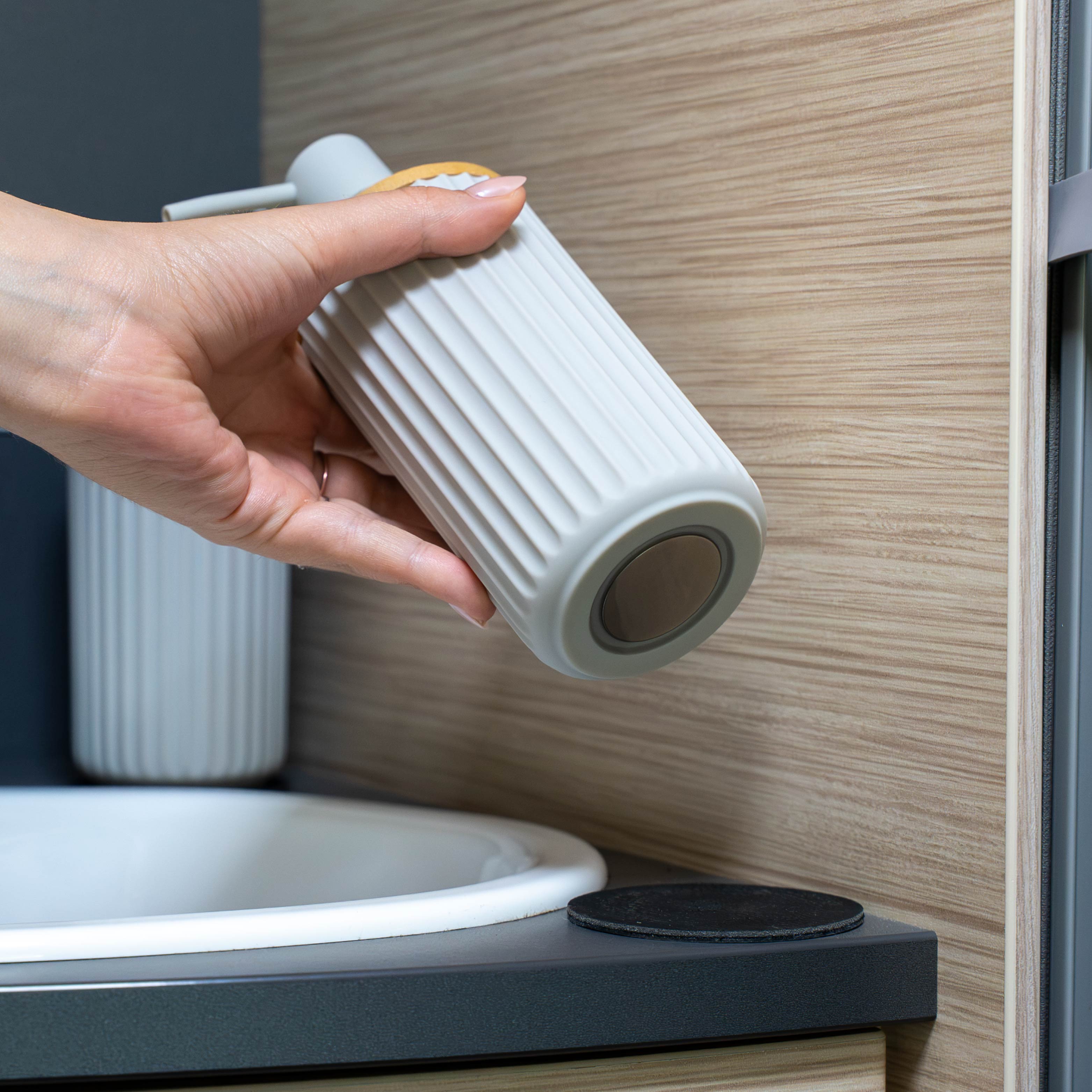 Dispenser di sapone magnetico e bicchiere magnetico per spazzolino da denti con cuscinetti inclusi