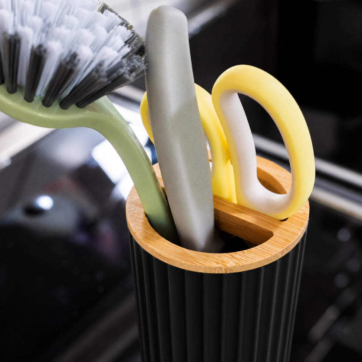 Magnetic soap dispenser and magnetic toothbrush cup BLACK incl. pads