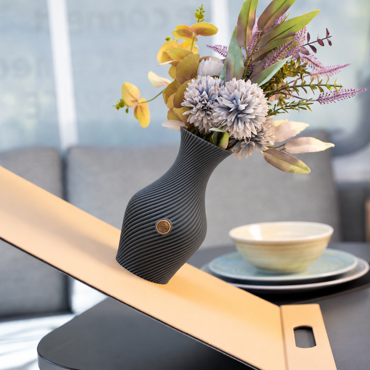 Vaso magnetico FLOW grigio scuro con tovaglietta all'americana