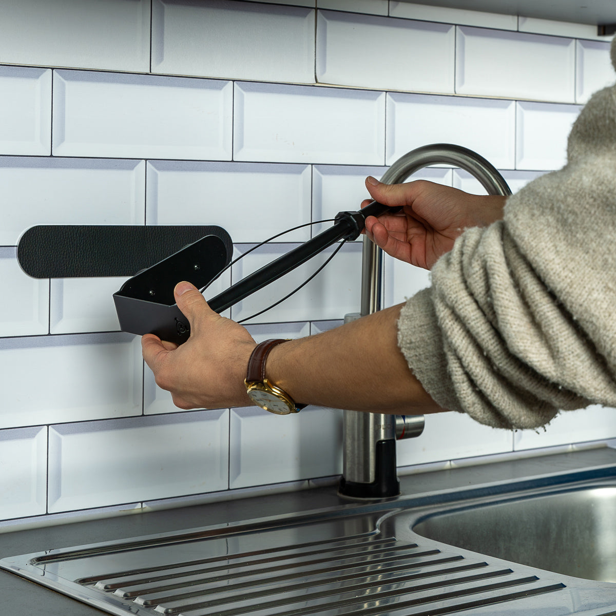 Magnetic kitchen roll holder including metal bar