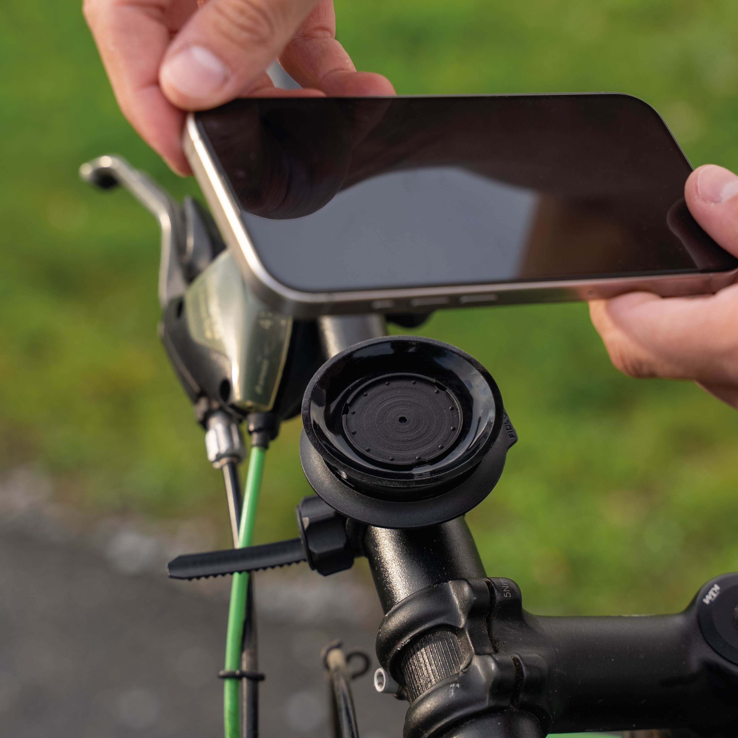 Support pratique à aimant et vide d'air UNIVERSEL pour vélos