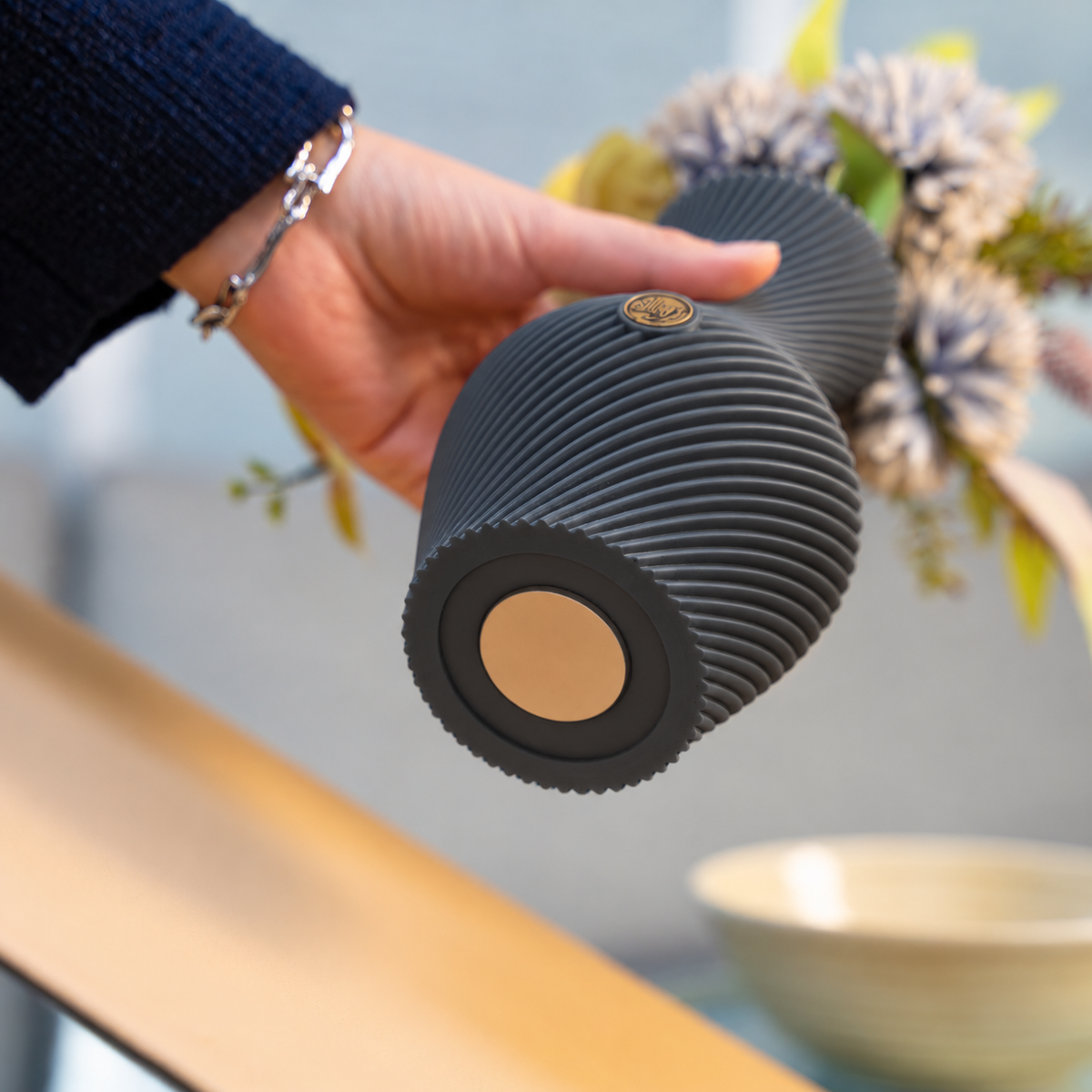Vaso magnetico FLOW grigio scuro con pad nero