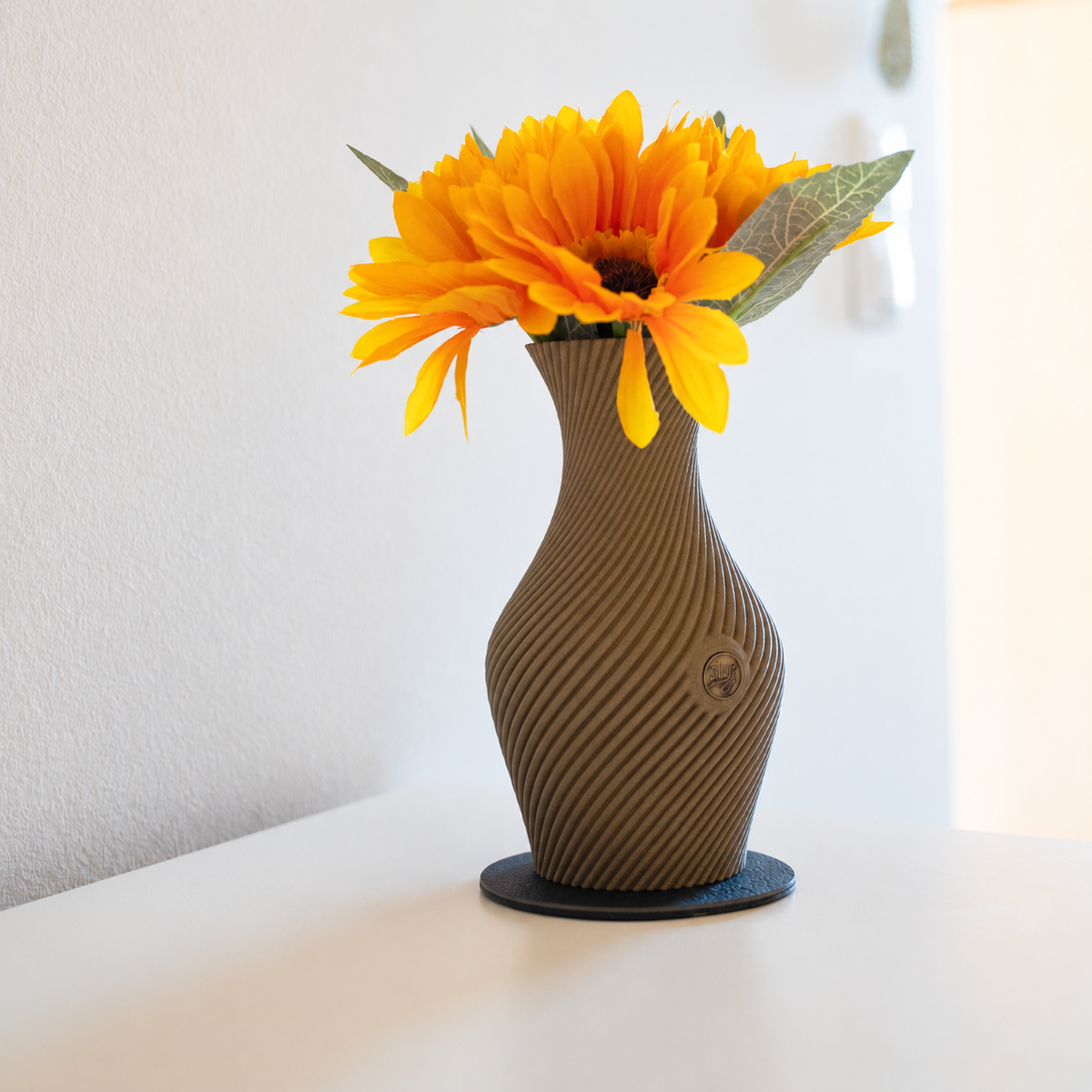 Magnetic Vase FLOW DESERT SAND incl. BLACK pad