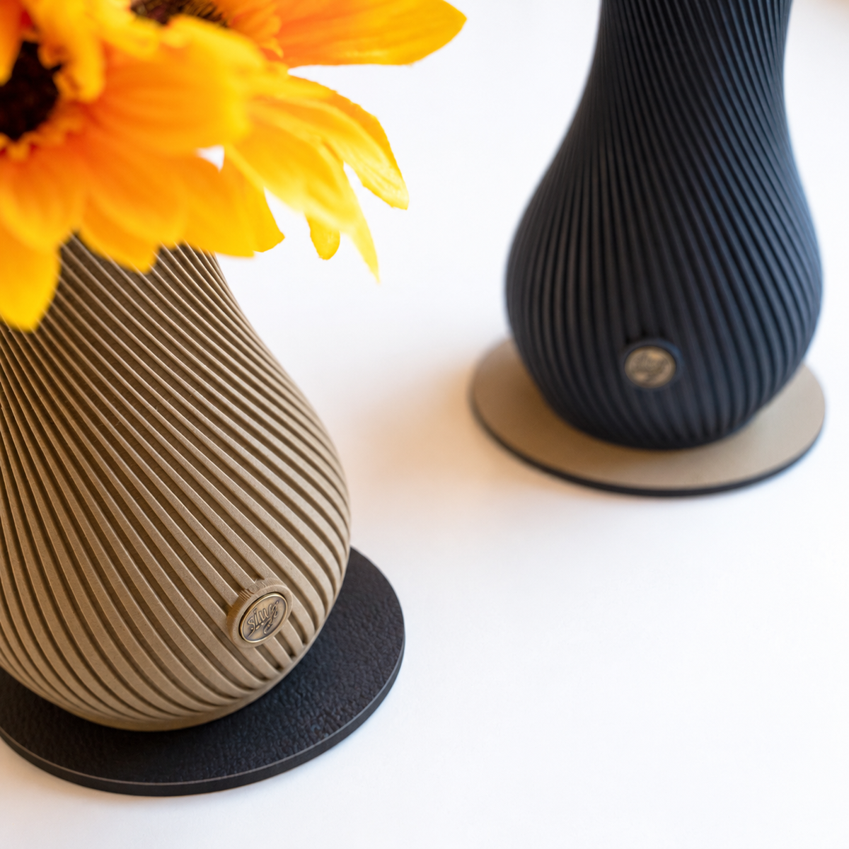 Magnetic Vase FLOW DESERT SAND incl. BLACK pad