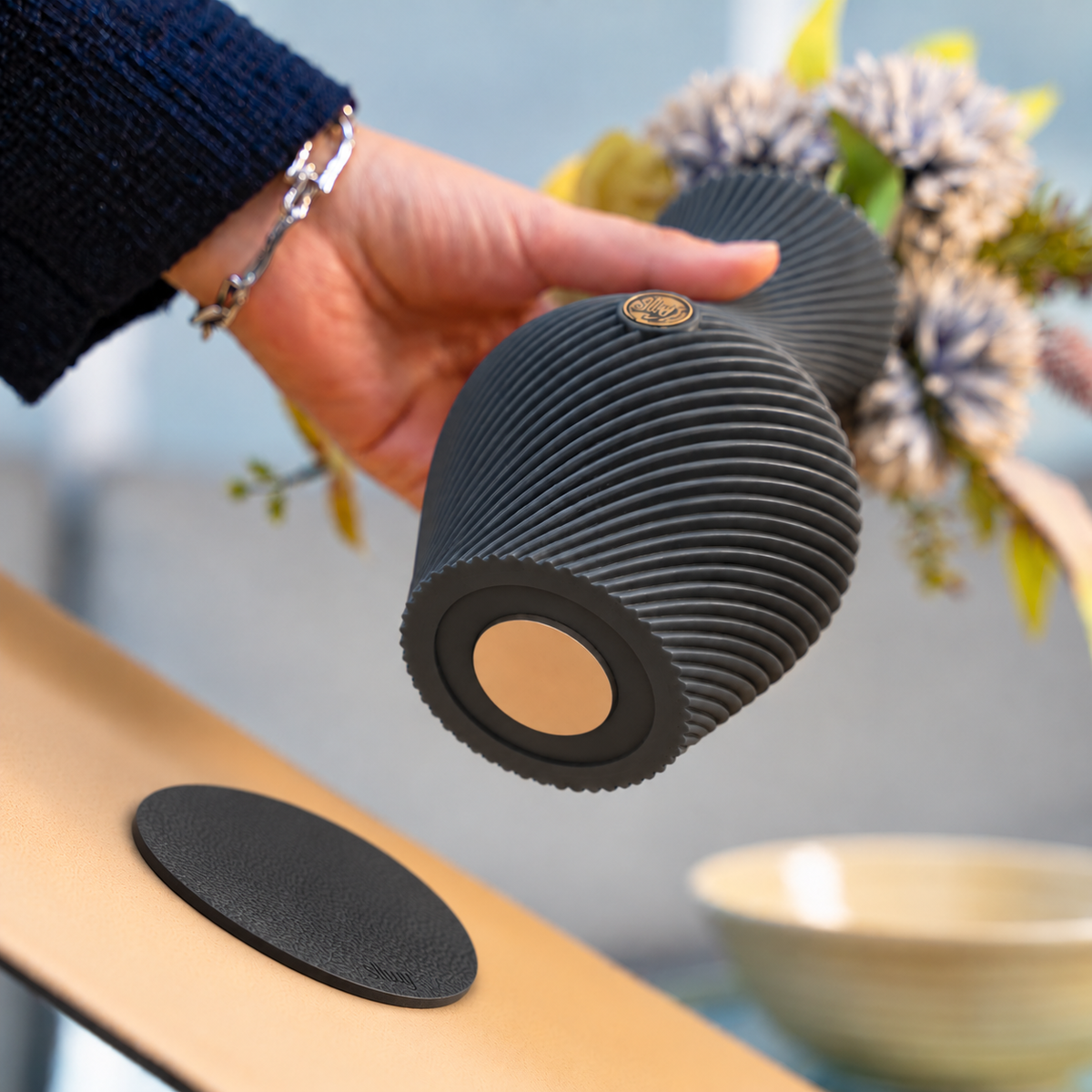 FLOW Magnet Vase, DARK GREY, including BLACK pad