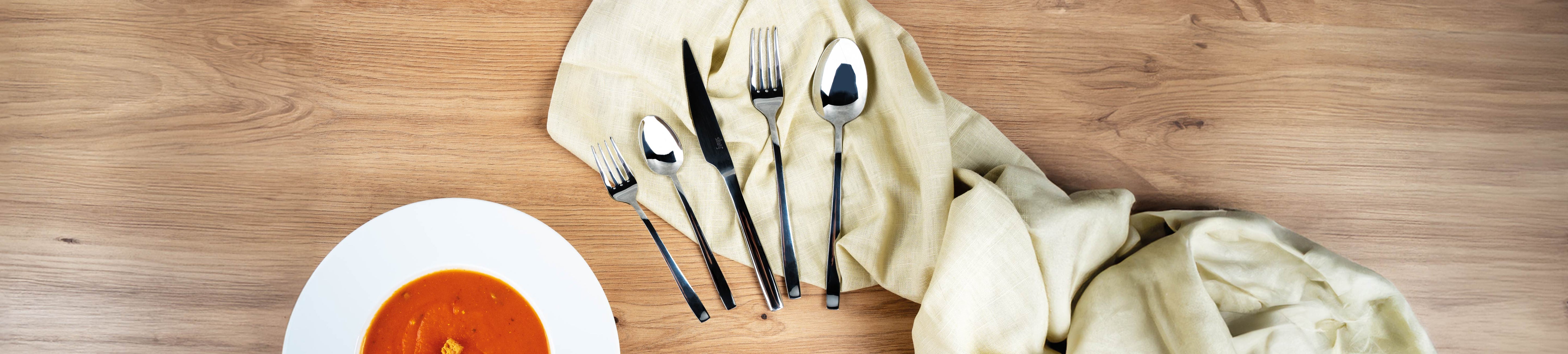 cubiertos silwy (cuchillo, tenedor, cuchara, tenedor pequeño, cuchara pequeña) fotografiados desde arriba