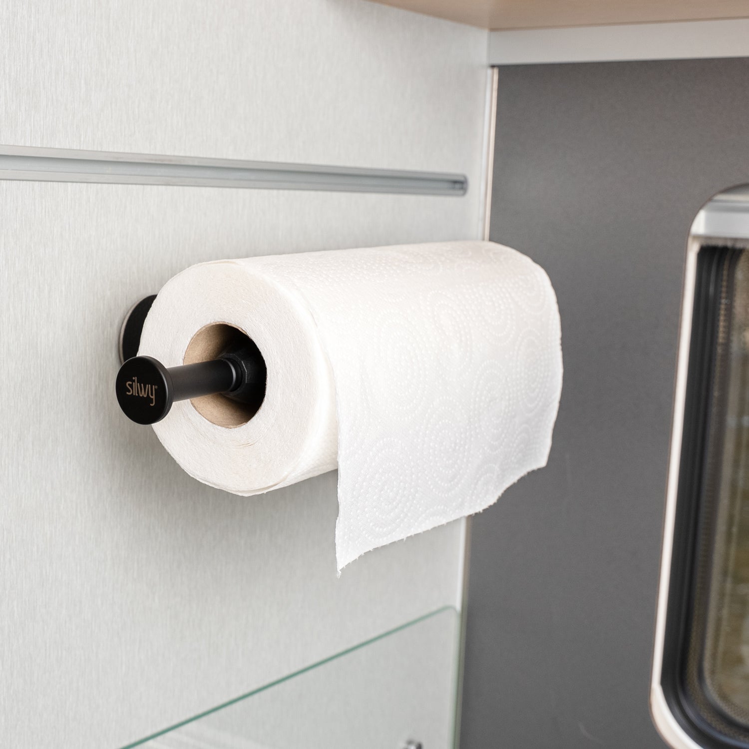 Küchenrollenhalter an Leiste im Camper fixiert