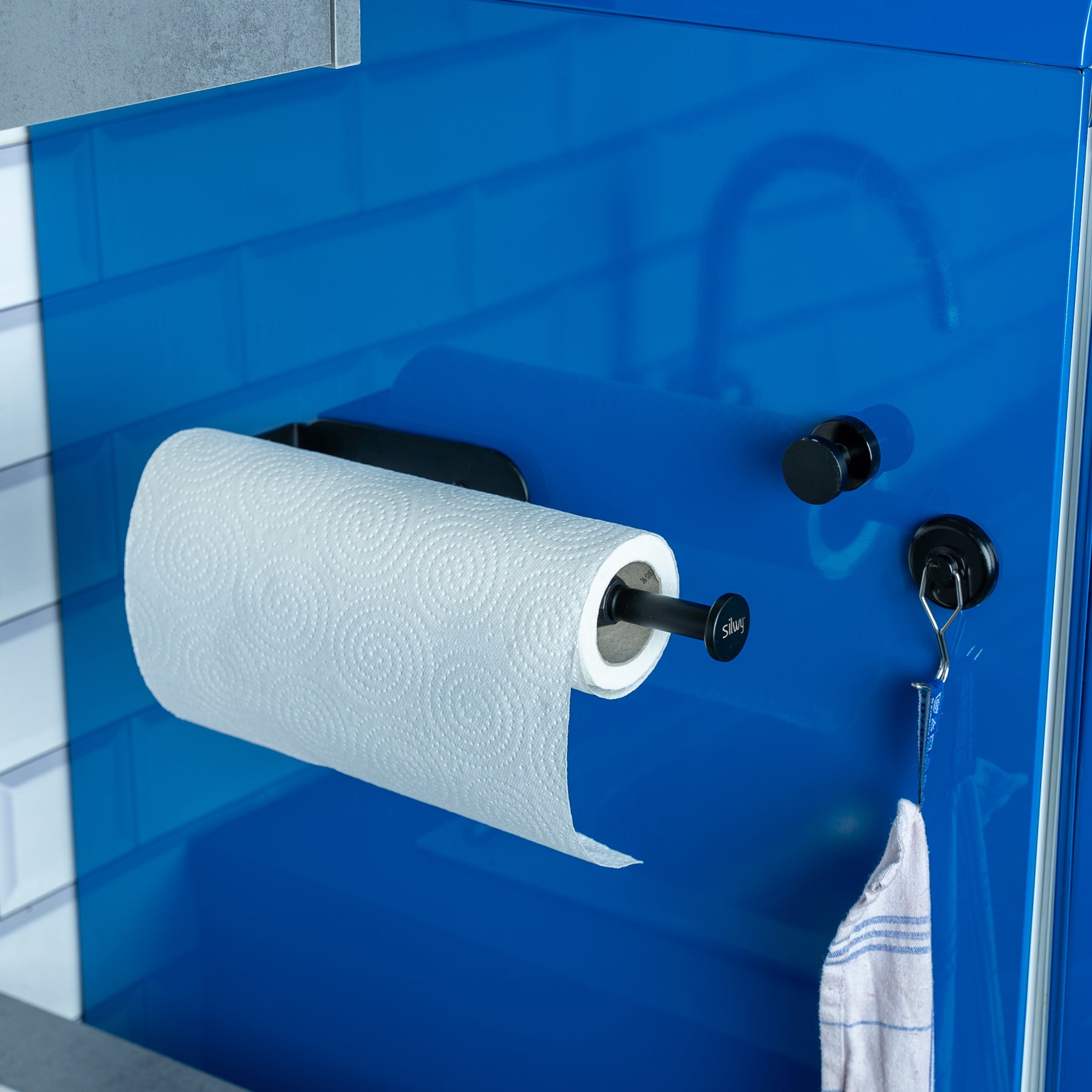 Magnetic kitchen roll holder including metal bar