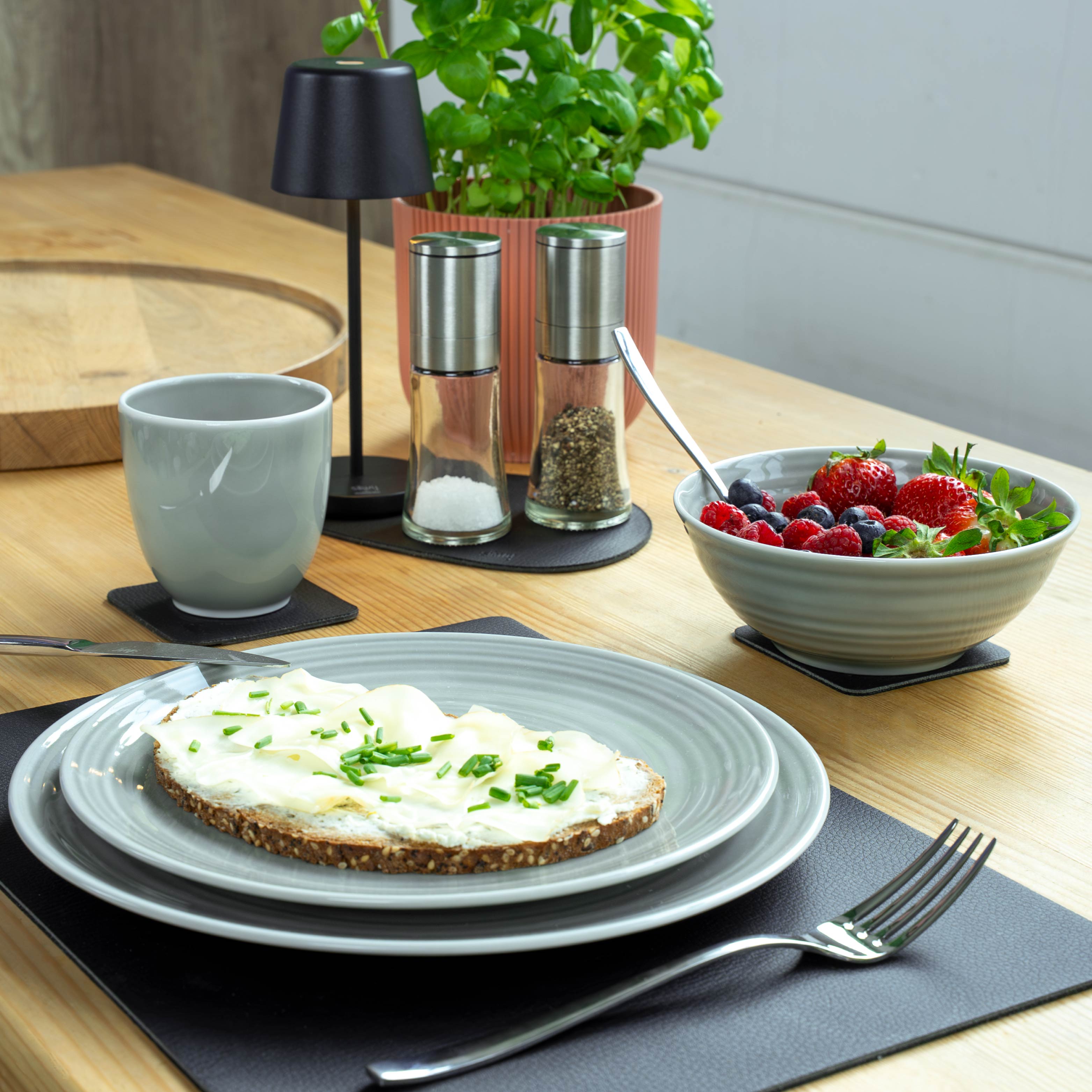 Magnetic porcelain tableware set ASH