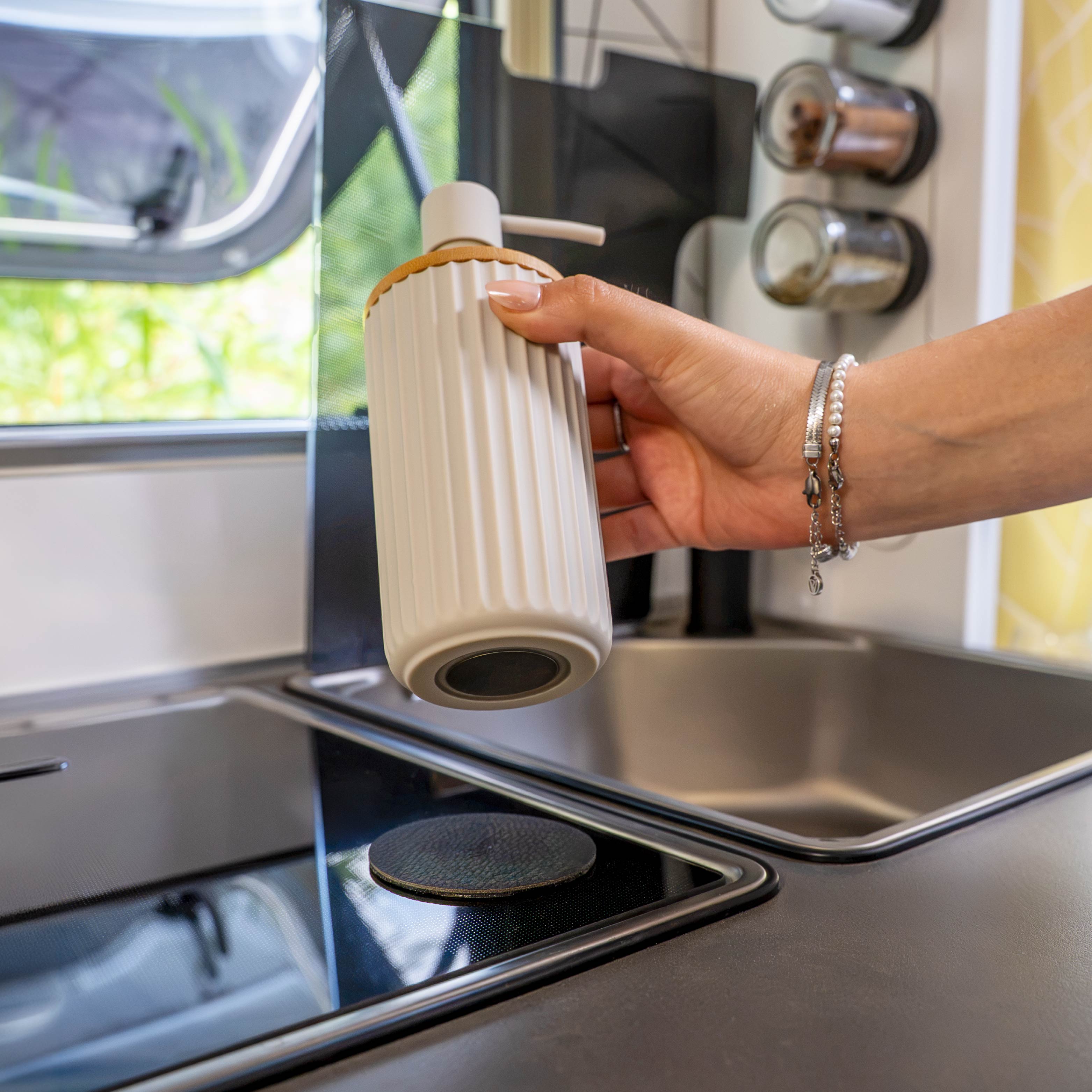 Dispenser per sapone magnetico con pad NERO