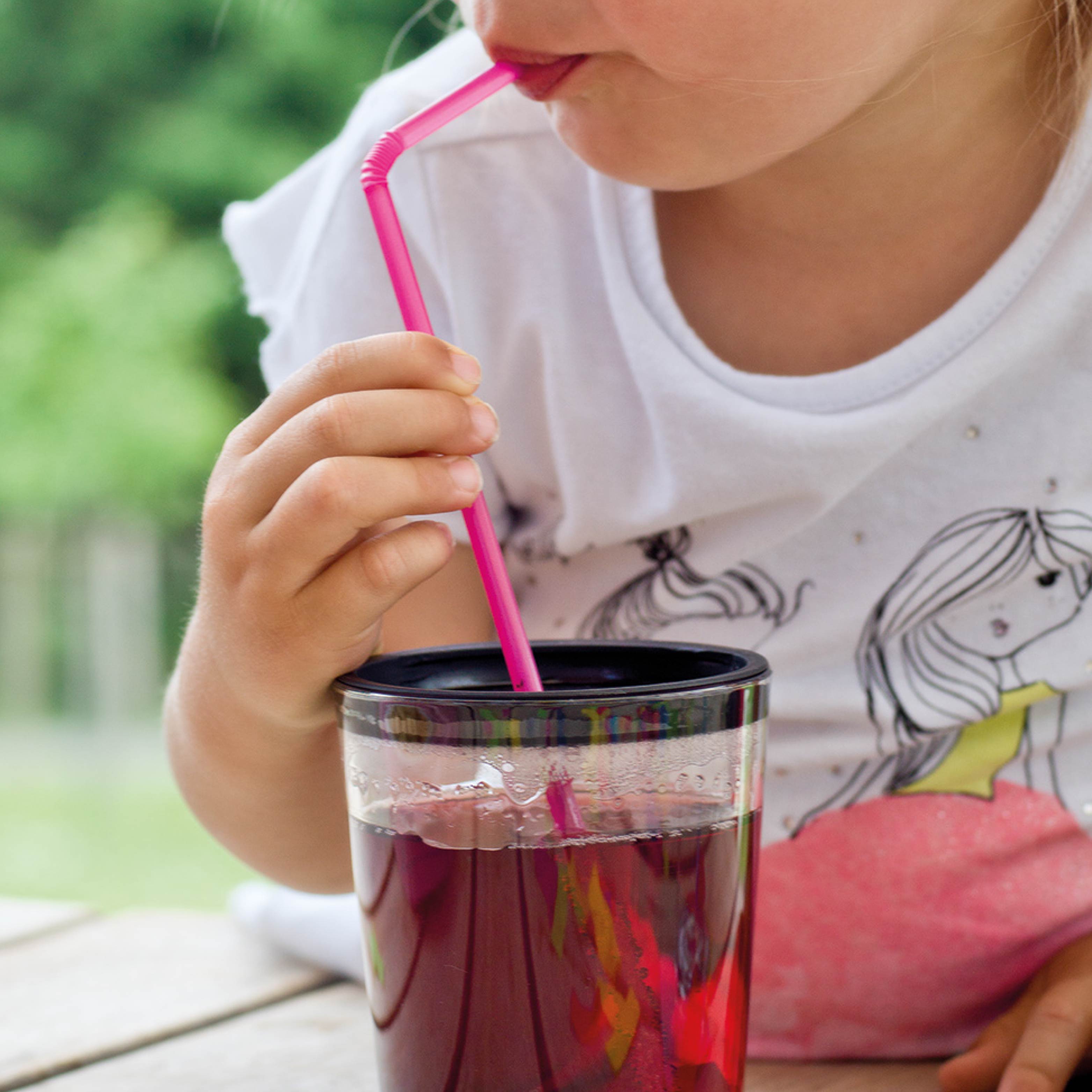 Lid with drinking straw opening