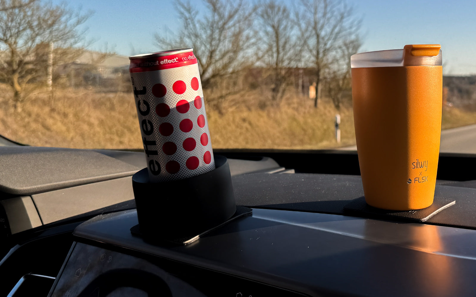 Magnetic adapters can and Togo Thermocup dashboard 
