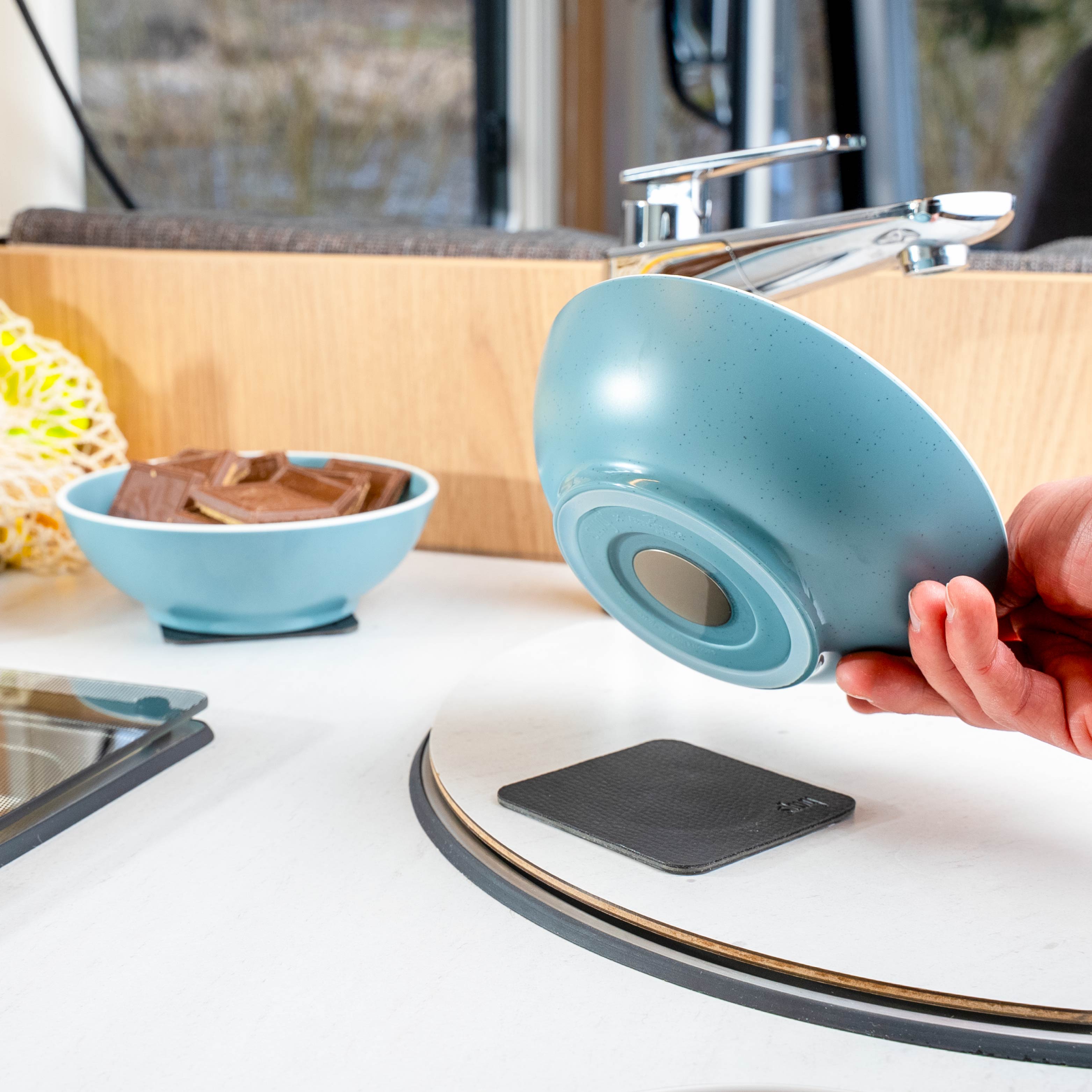 Magnetic bowl is placed on Metal-Nano-Gel-Pad