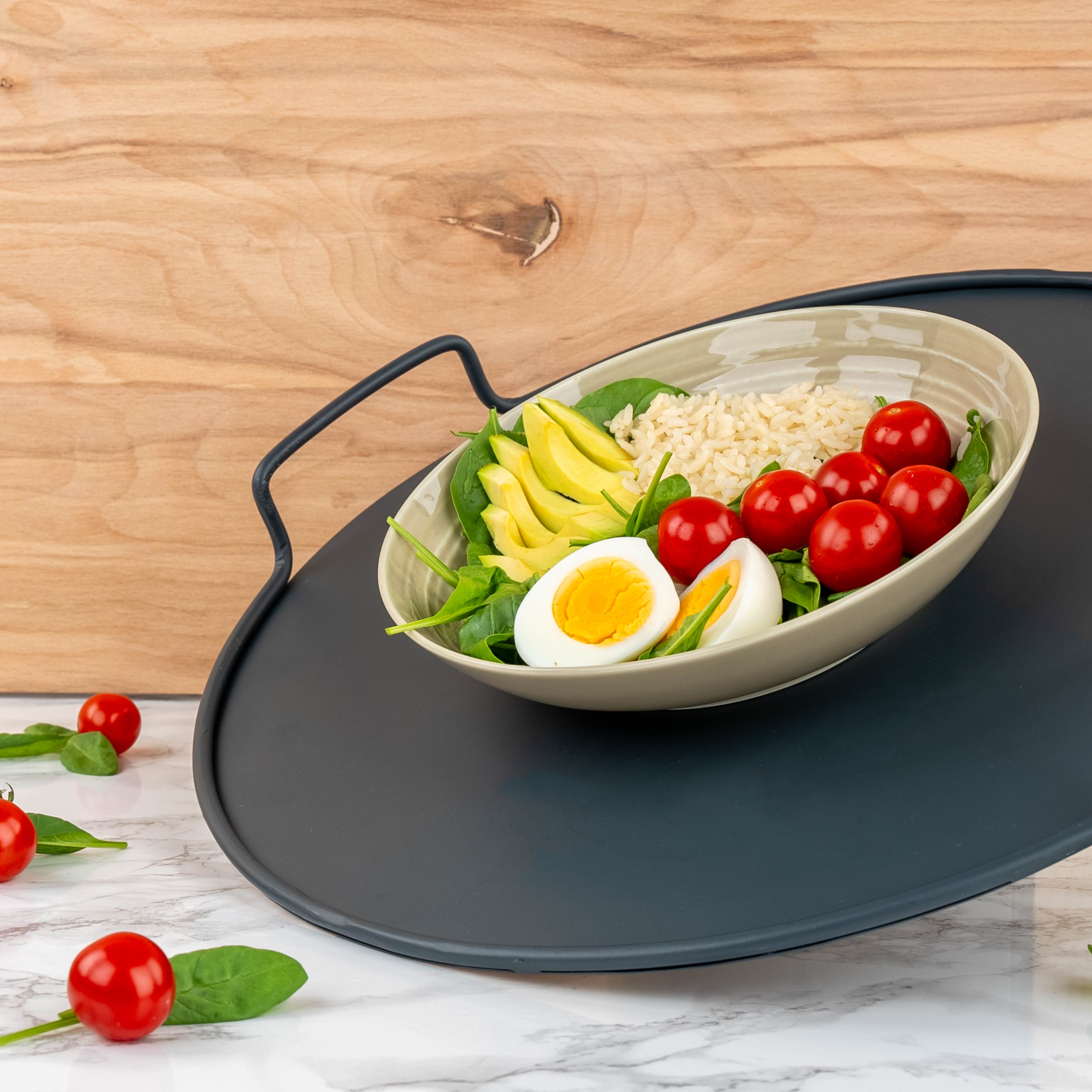Metal tray holds magnetic bowl in place