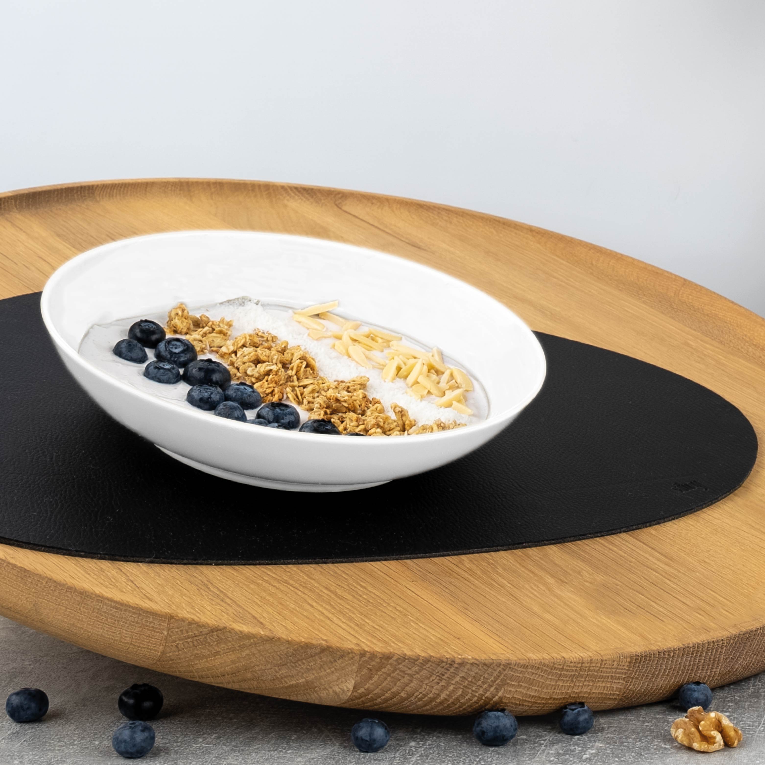 Metallic placemat fixes magnetic crockery in an inclined position