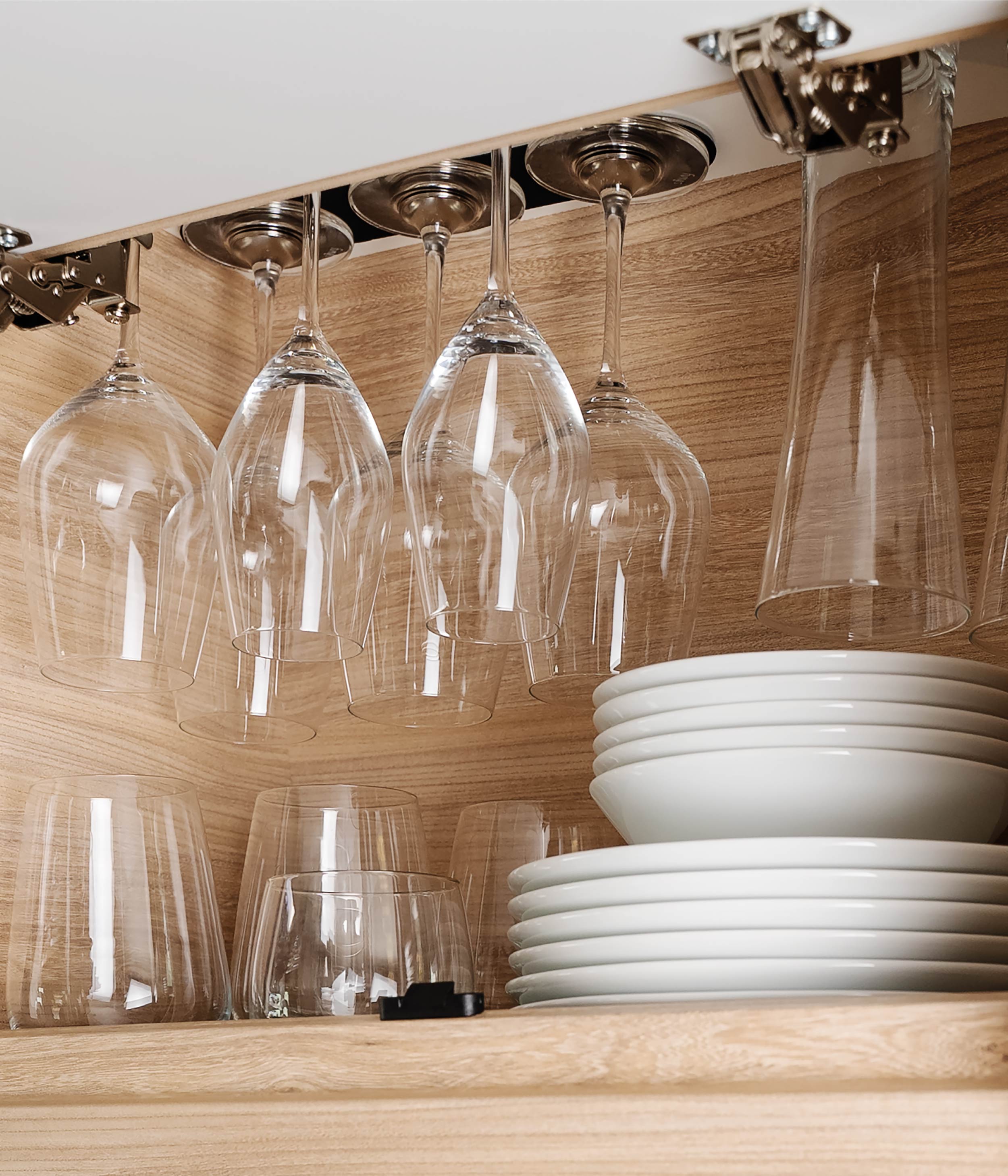 100% space utilization in the storage compartment, hanging glasses with the Metal Strip and standing glasses and crockery on the metal mat