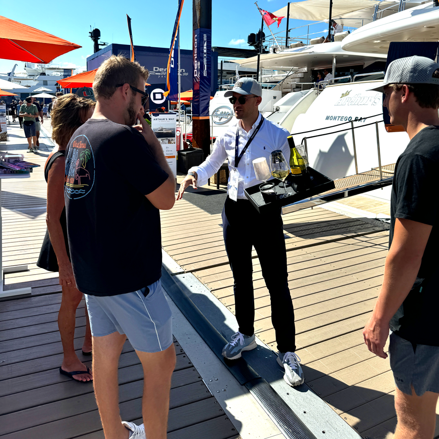 Discussion between CEO Christoph Fritz and interested customers at the trade fair in the USA