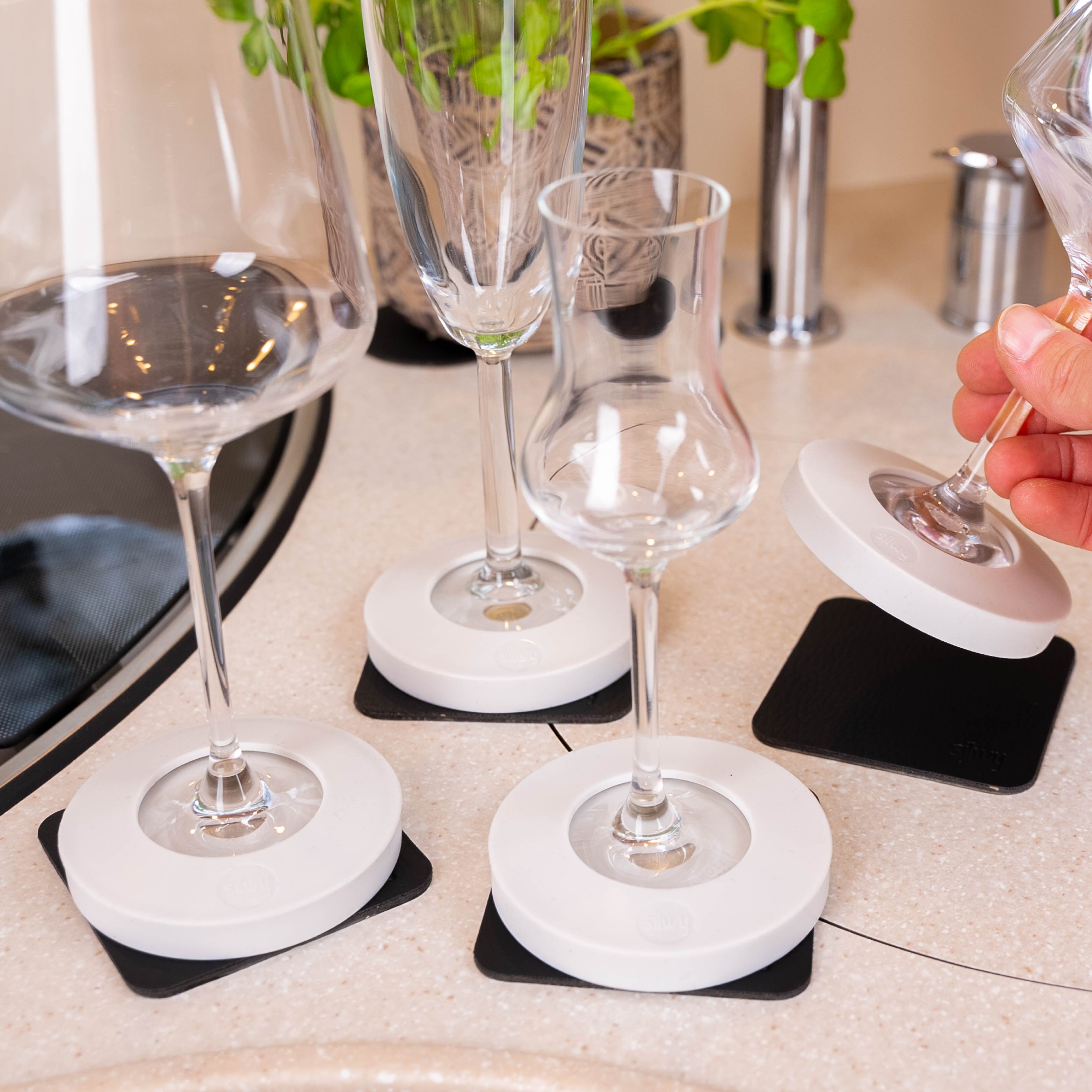 Magnetic adapters white for Stemmed glasses on wine, champagne and liqueur glasses on matching Metal-Nano-Gel-Pads in black 