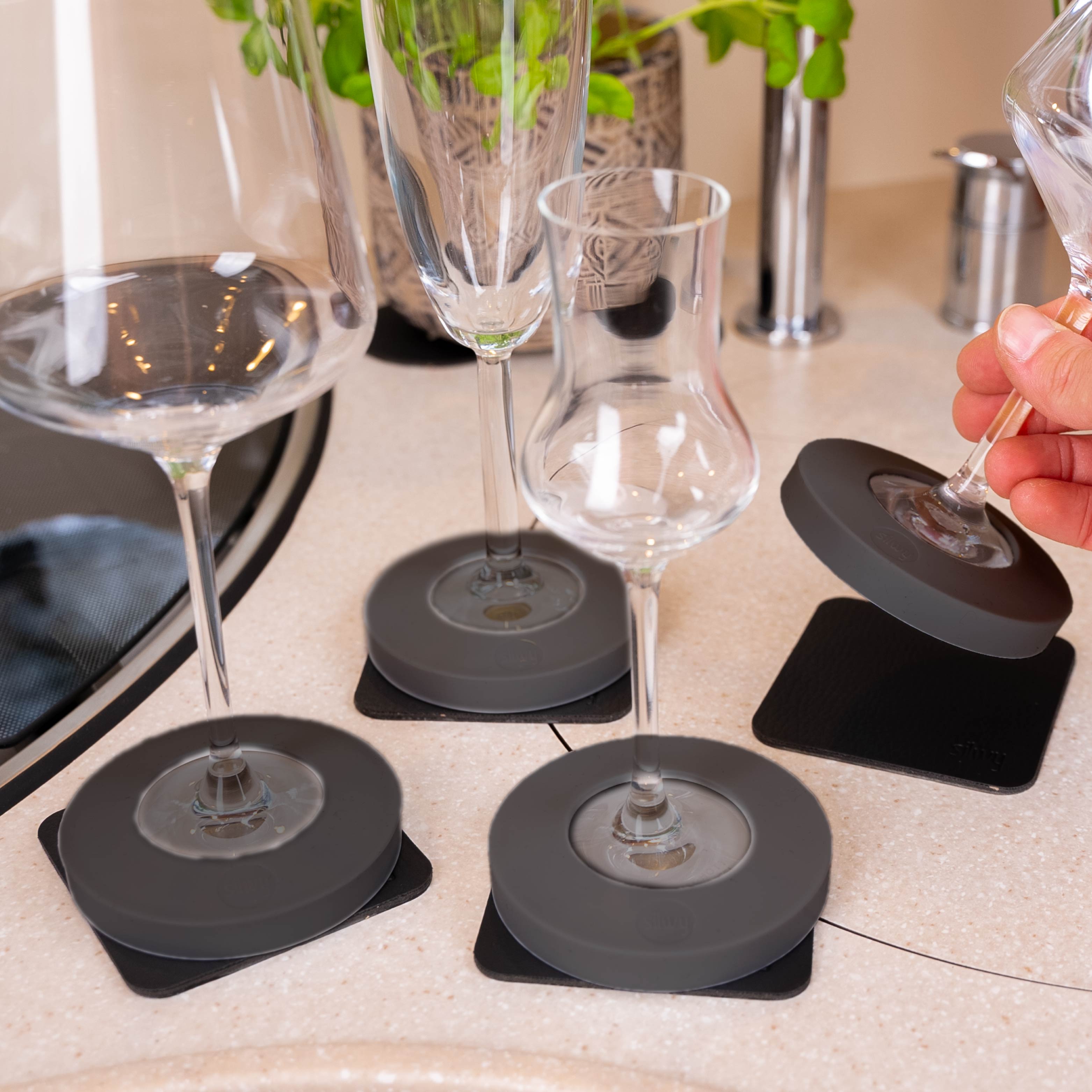 Magnetic adapters gray on wine, champagne and liqueur glasses with corresponding Metal-Nano-Gel-Pads in black 