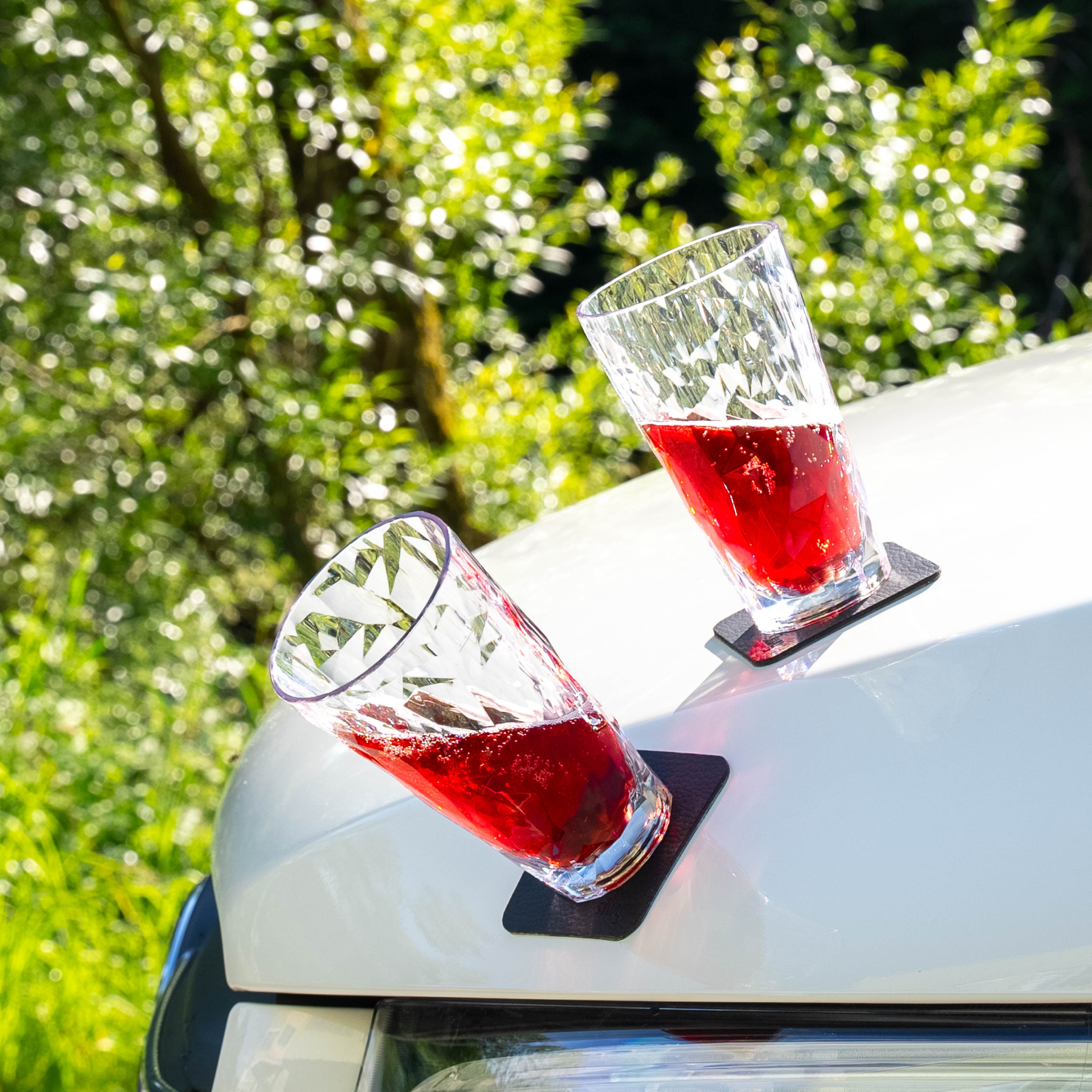 Magnetic plastic glasses Long drink placed on the metallic hood