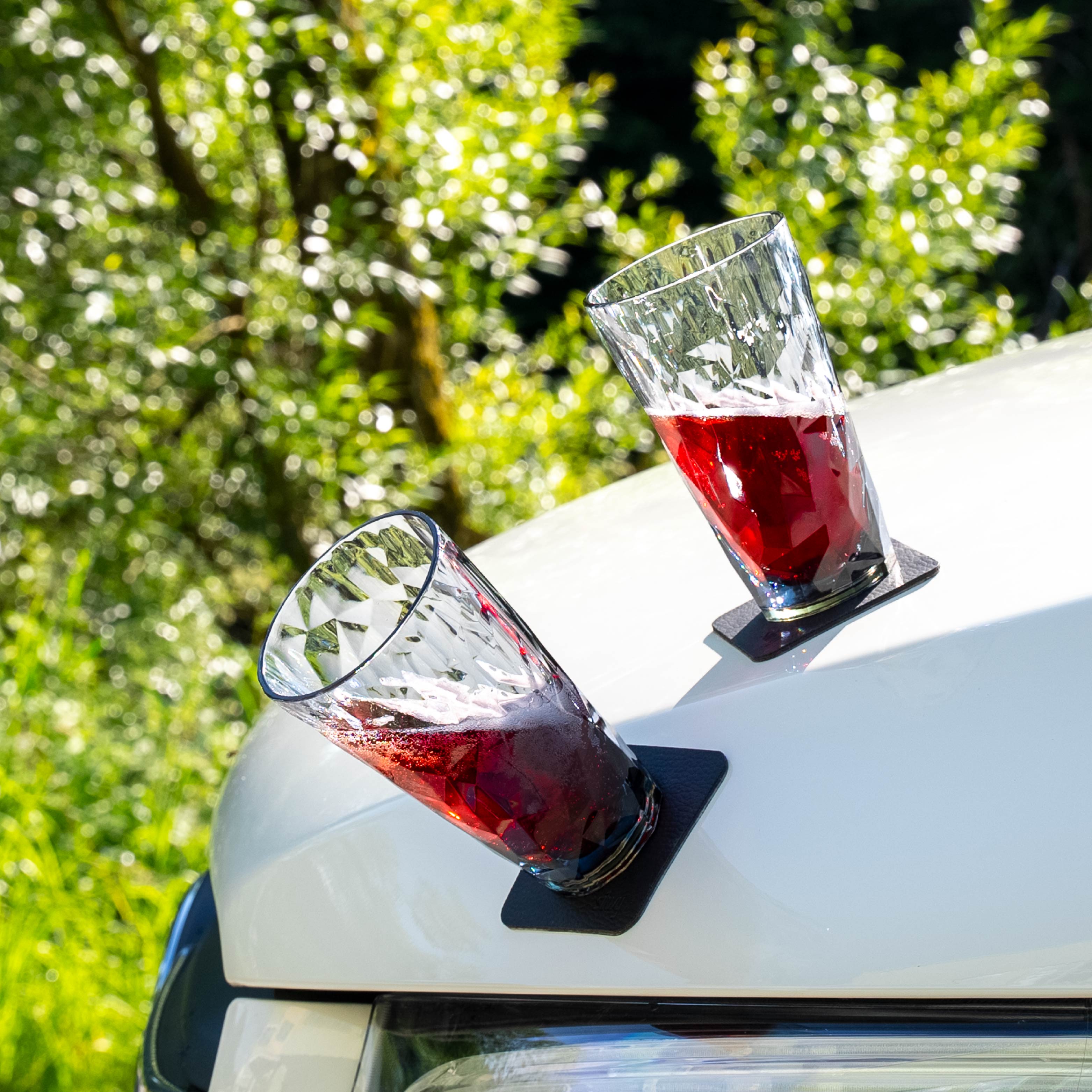 Magnetic plastic glasses Long drink placed on a metallic hood