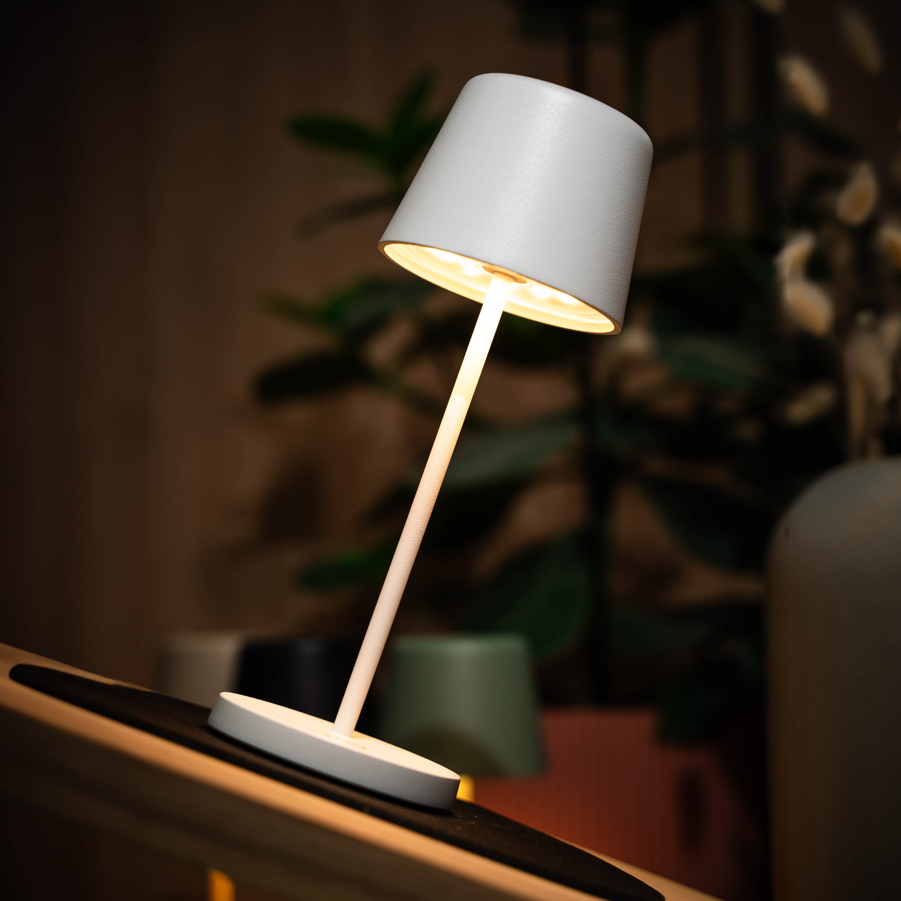 Magnetic lamp Monaco in white on accompanying placemat 