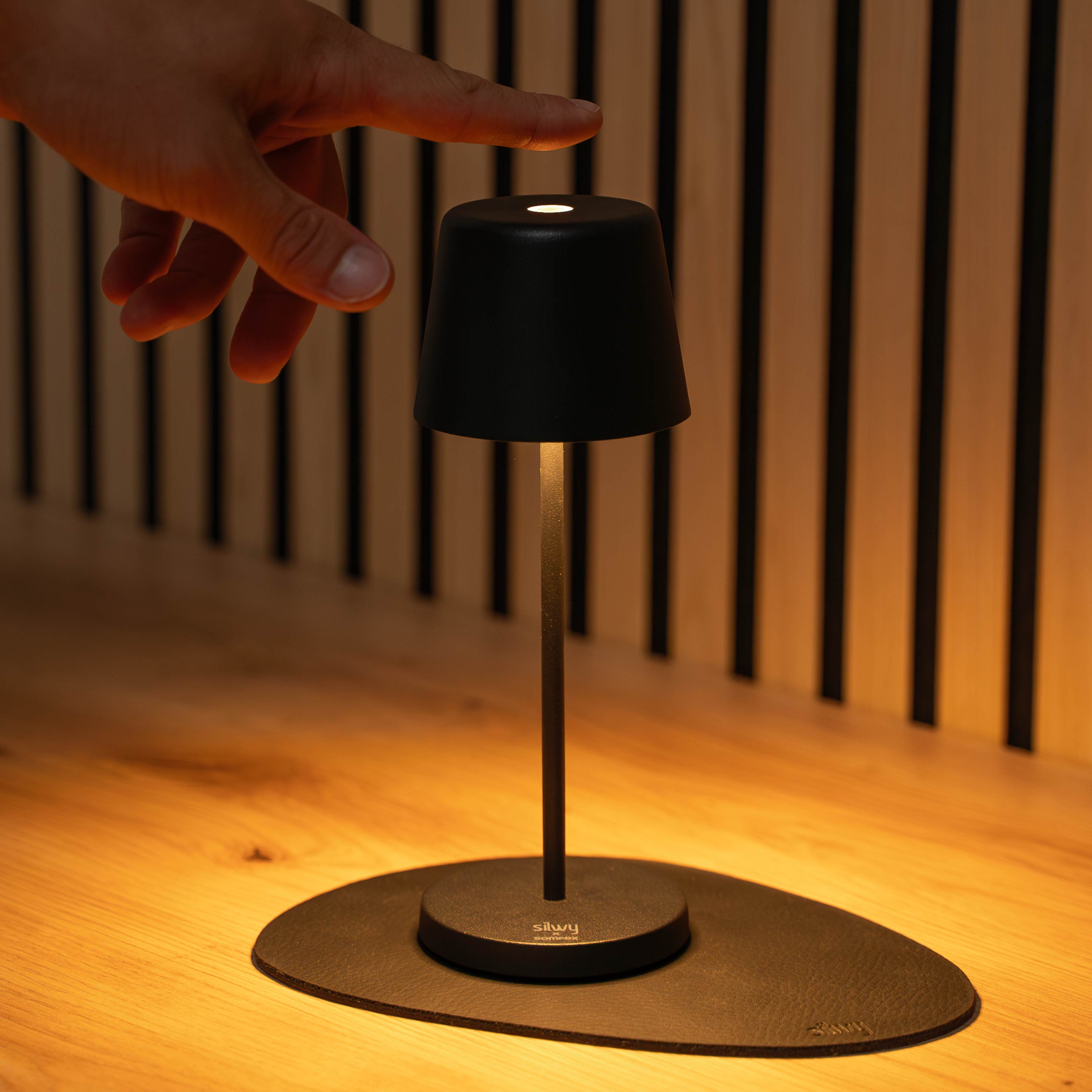 Switching off Magnetic lamp Monaco in black on associated placemat 
