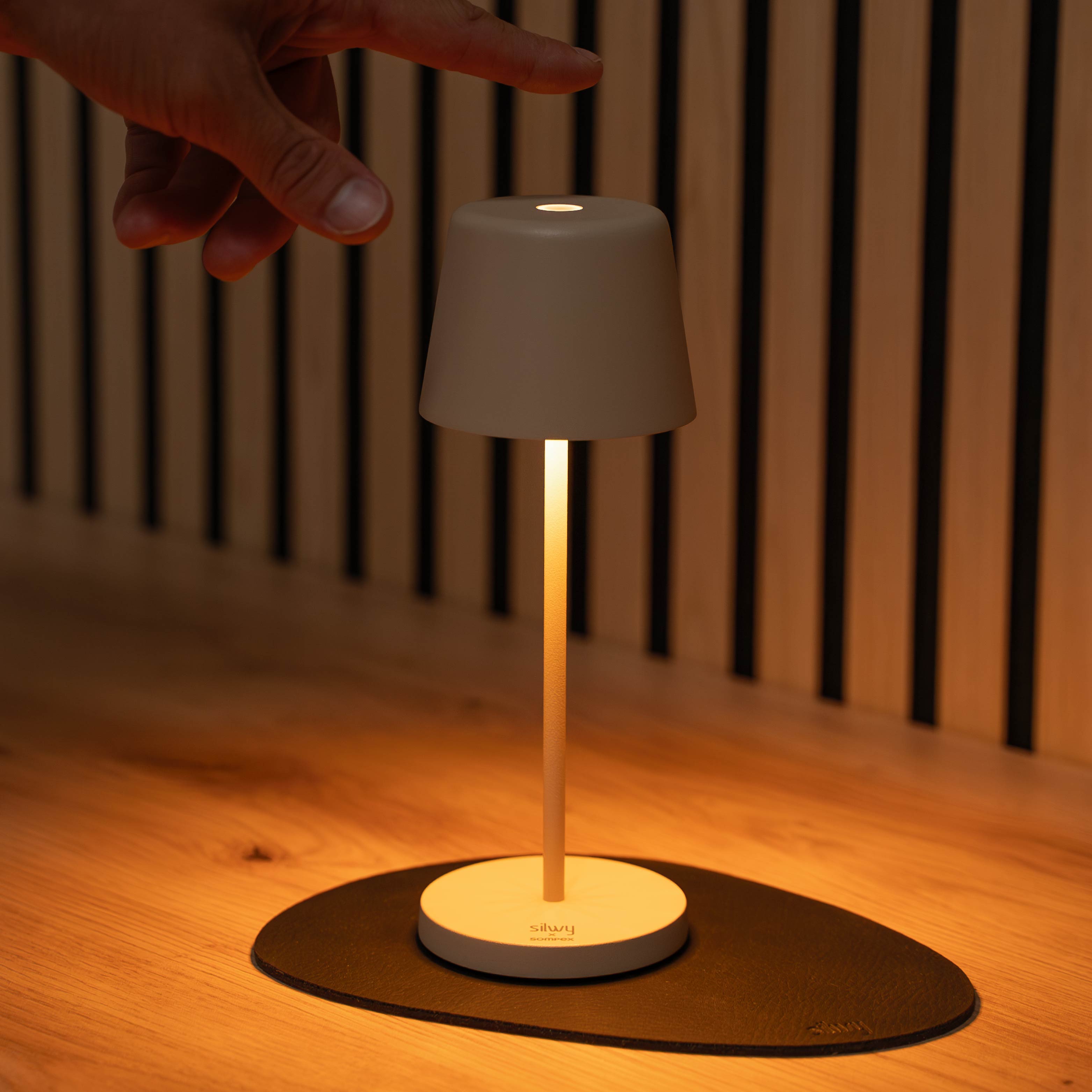 Switch off Magnetic lamp Monaco Sand on associated placemat 