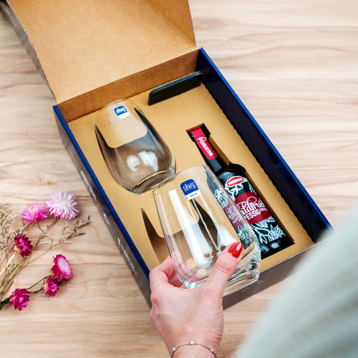 Gift box Penninger - Blue packaging with two magnetic crystal glasses long drink, a bottle of Penninger and square Metal nano gel pads in black