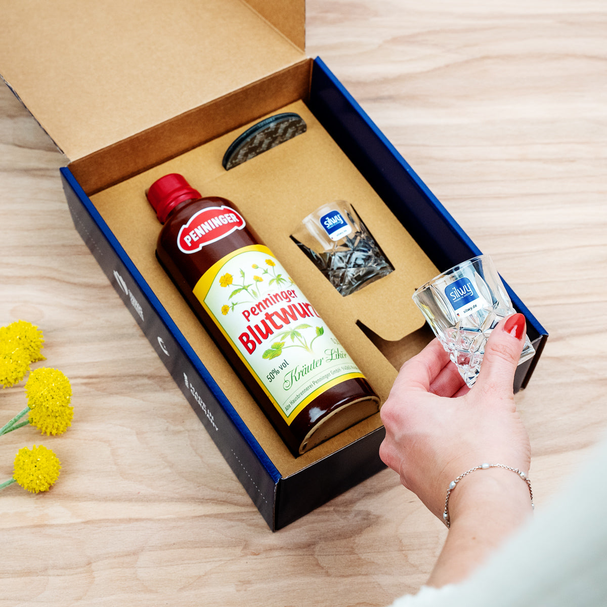 Gift box Penninger Mountain Climber - Blue packaging with two magnetic crystal glasses shot, a bottle of Penninger Bloodroot and round Metal nano gel pads in black