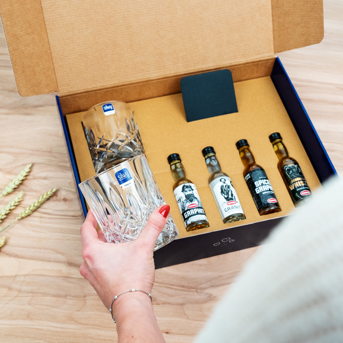 Gift box Penninger incl. 4 small bottles of Menninger and two Magnetic crystal glasses shot 