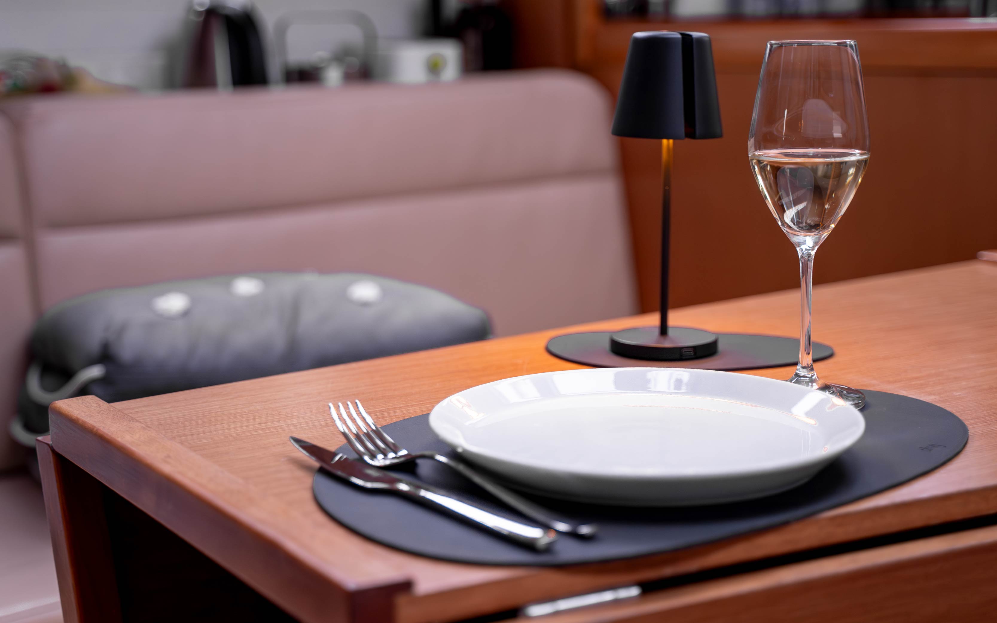 Table setting with magnetic Plates and glass, as well as a Magnetic lamp and non-magnetic Cutlery