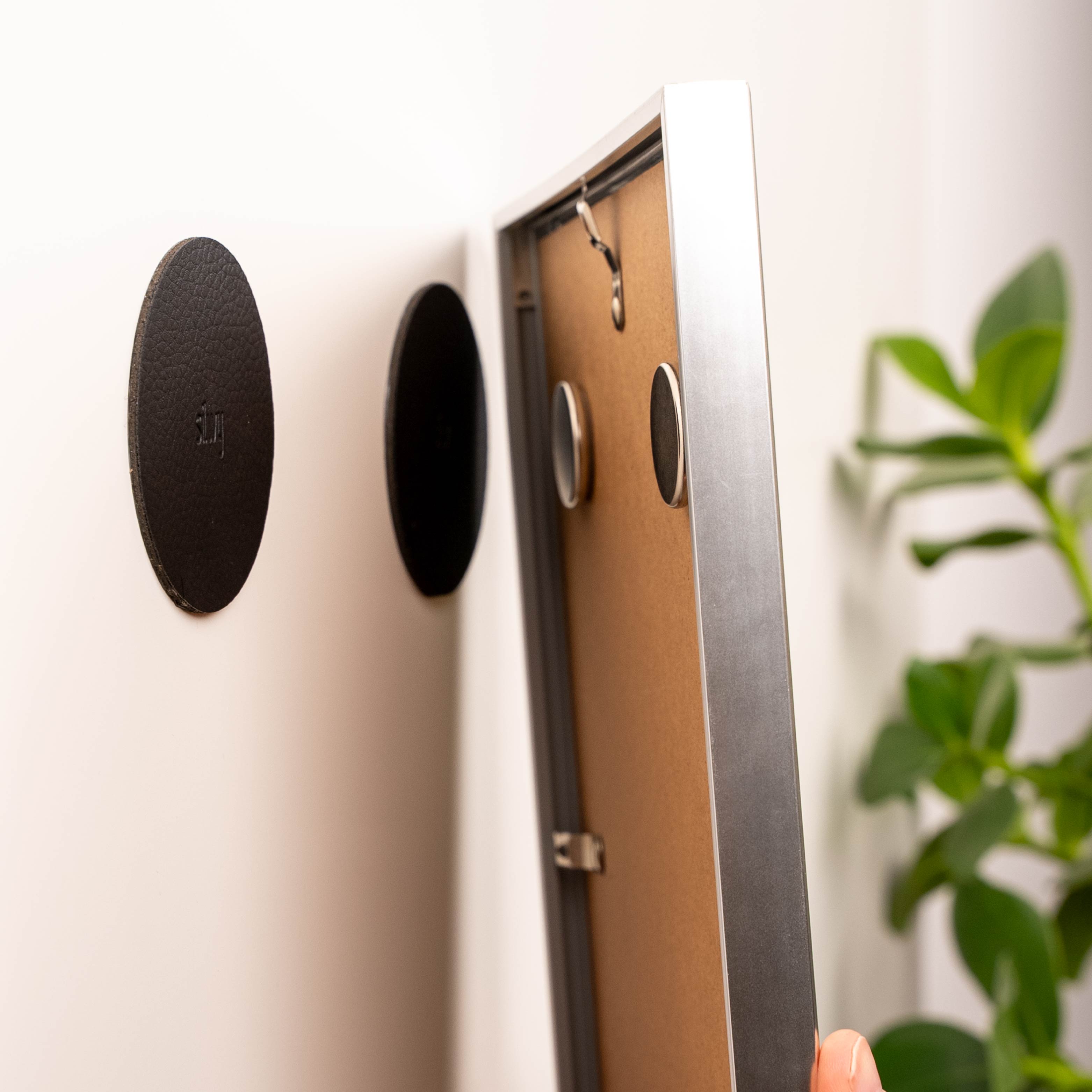 2 round Metal-Nano-Gel-Pads in black with picture frame and magnets