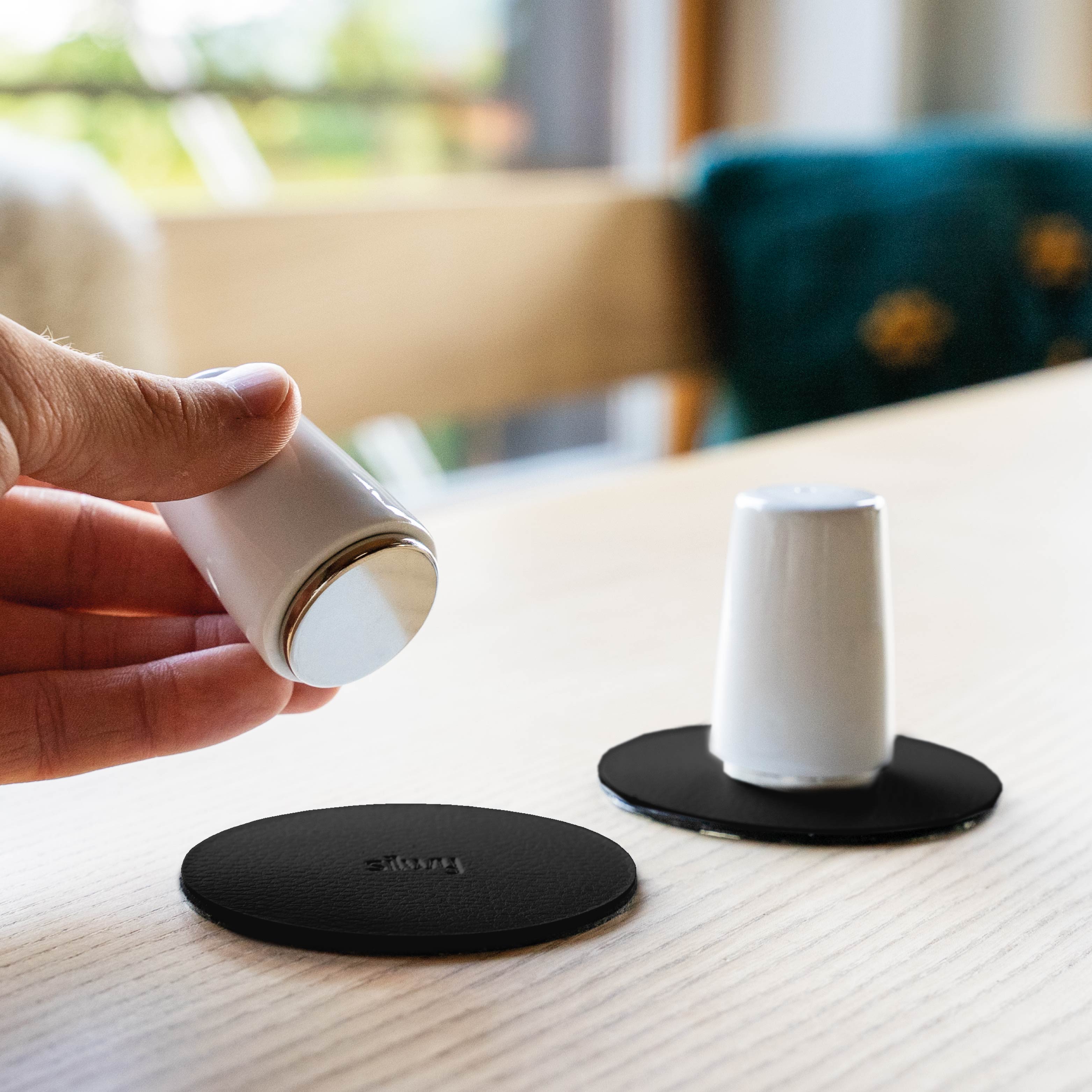 2 round Metal-Nano-Gel-Pads in black with salt shaker and magnets at the bottom 