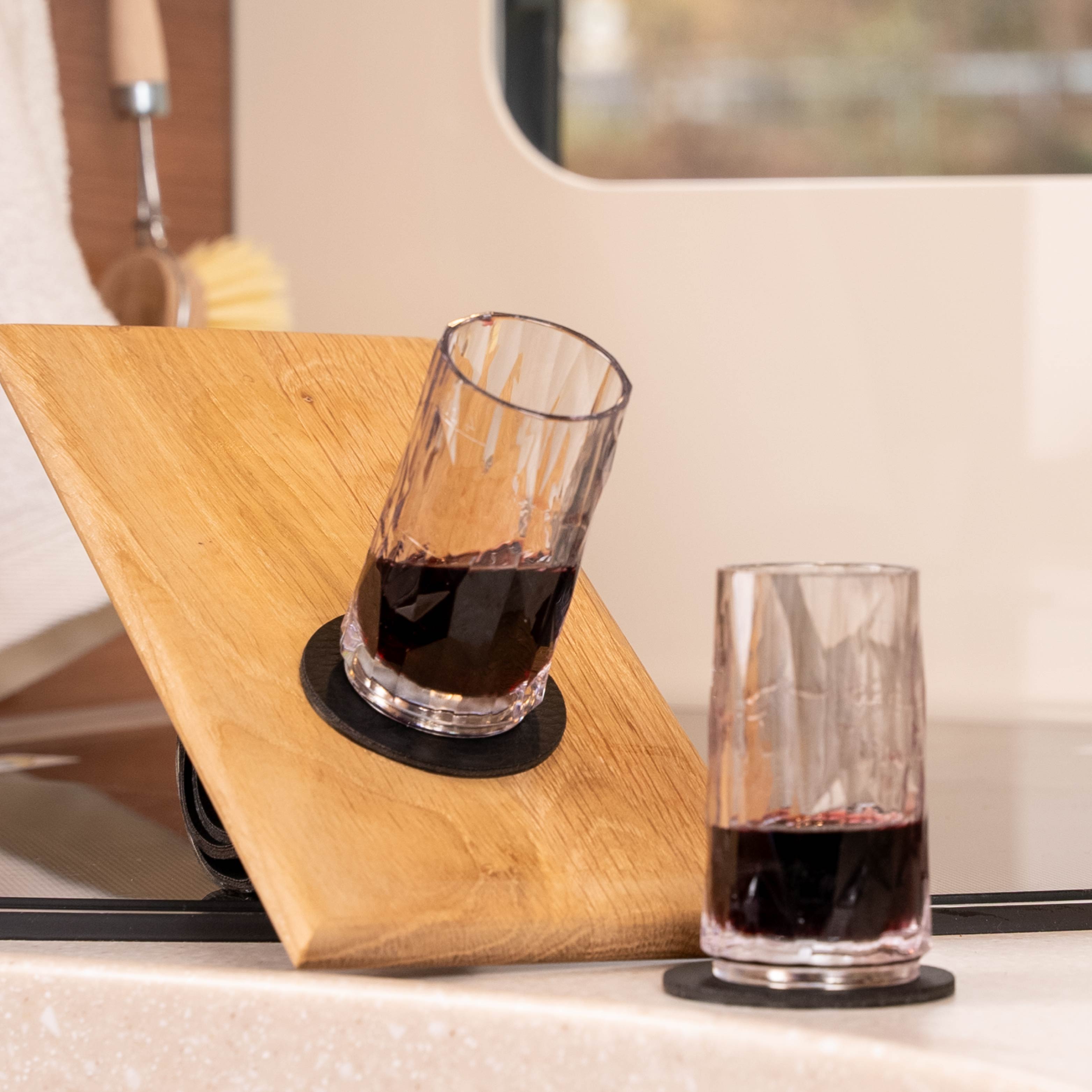 Magnetic plastic glasses shot are fixed in an inclined position in the camper by a metal pad