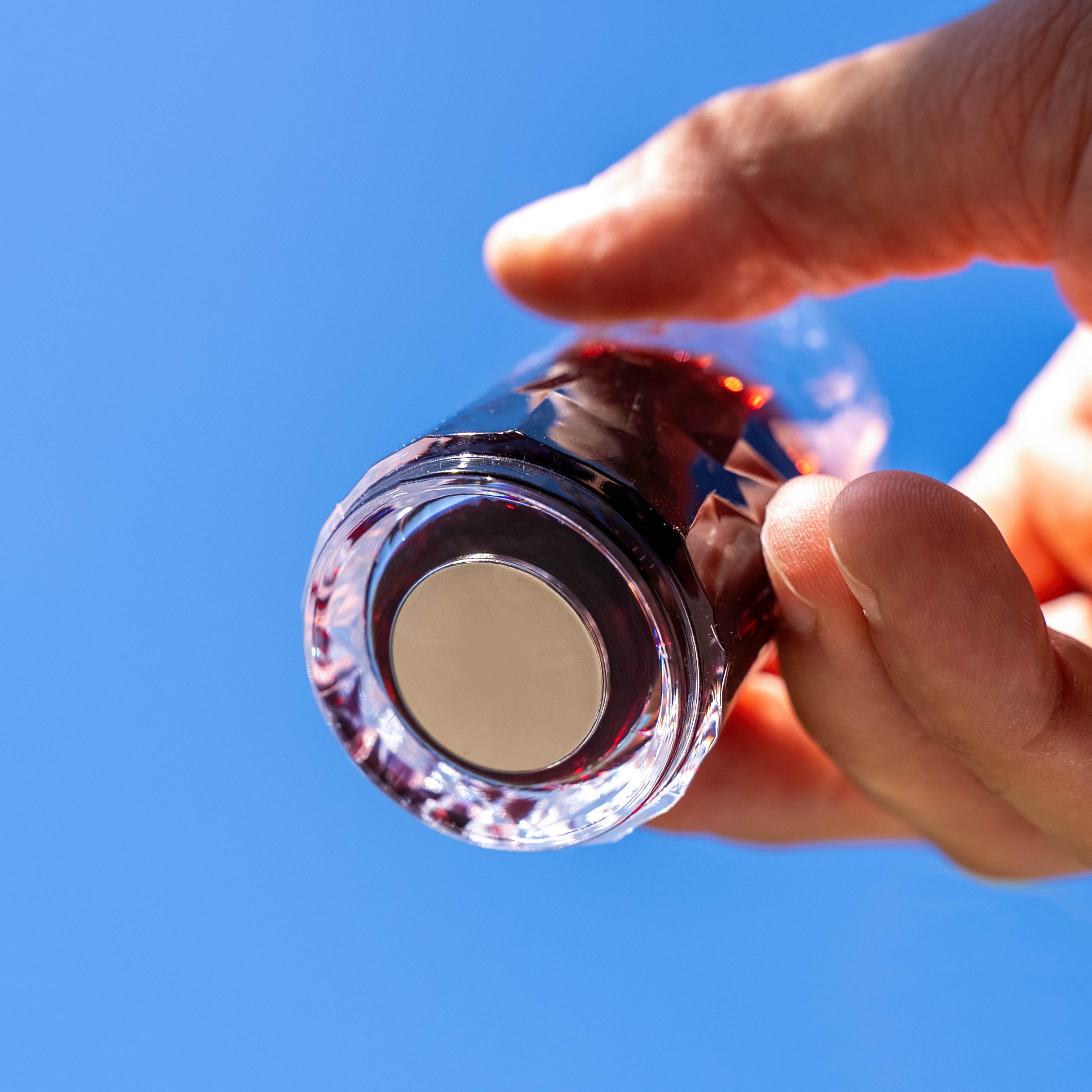 Magnetic plastic glasses shot with integrated magnet in the base 