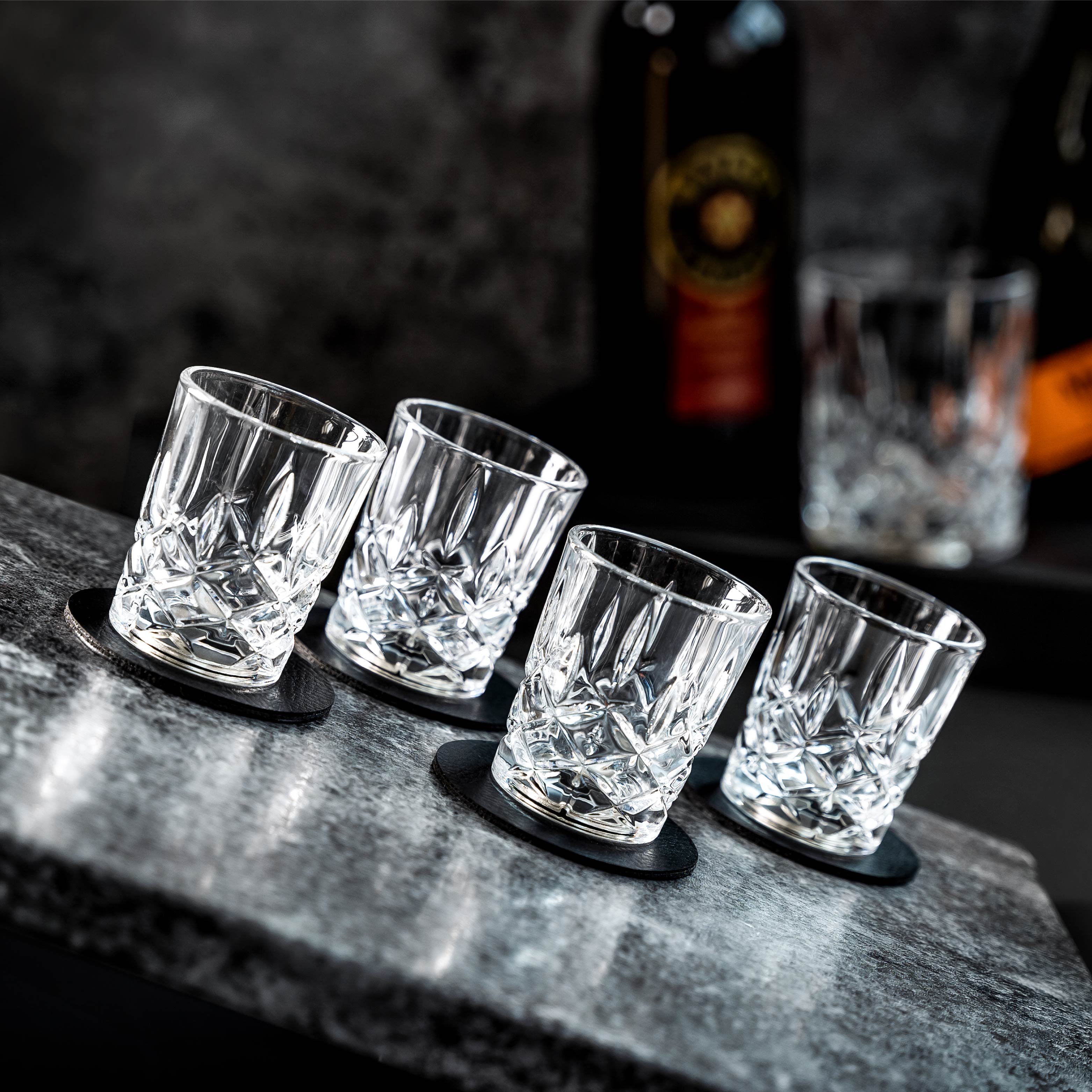 Magnetic crystal glasses fixed with pads on bevel
