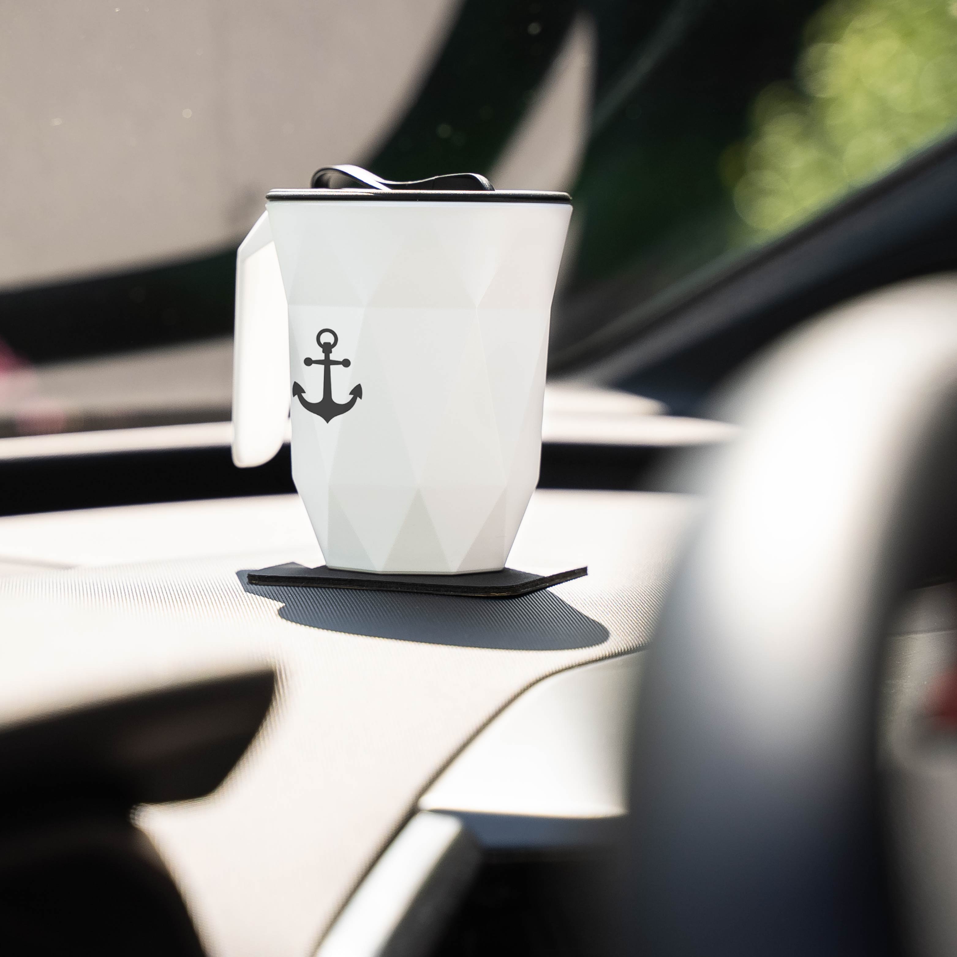 Magnetic plastic cup TO-GO with anchor motif on one side and matching square Metal nano gel mat in black in car 