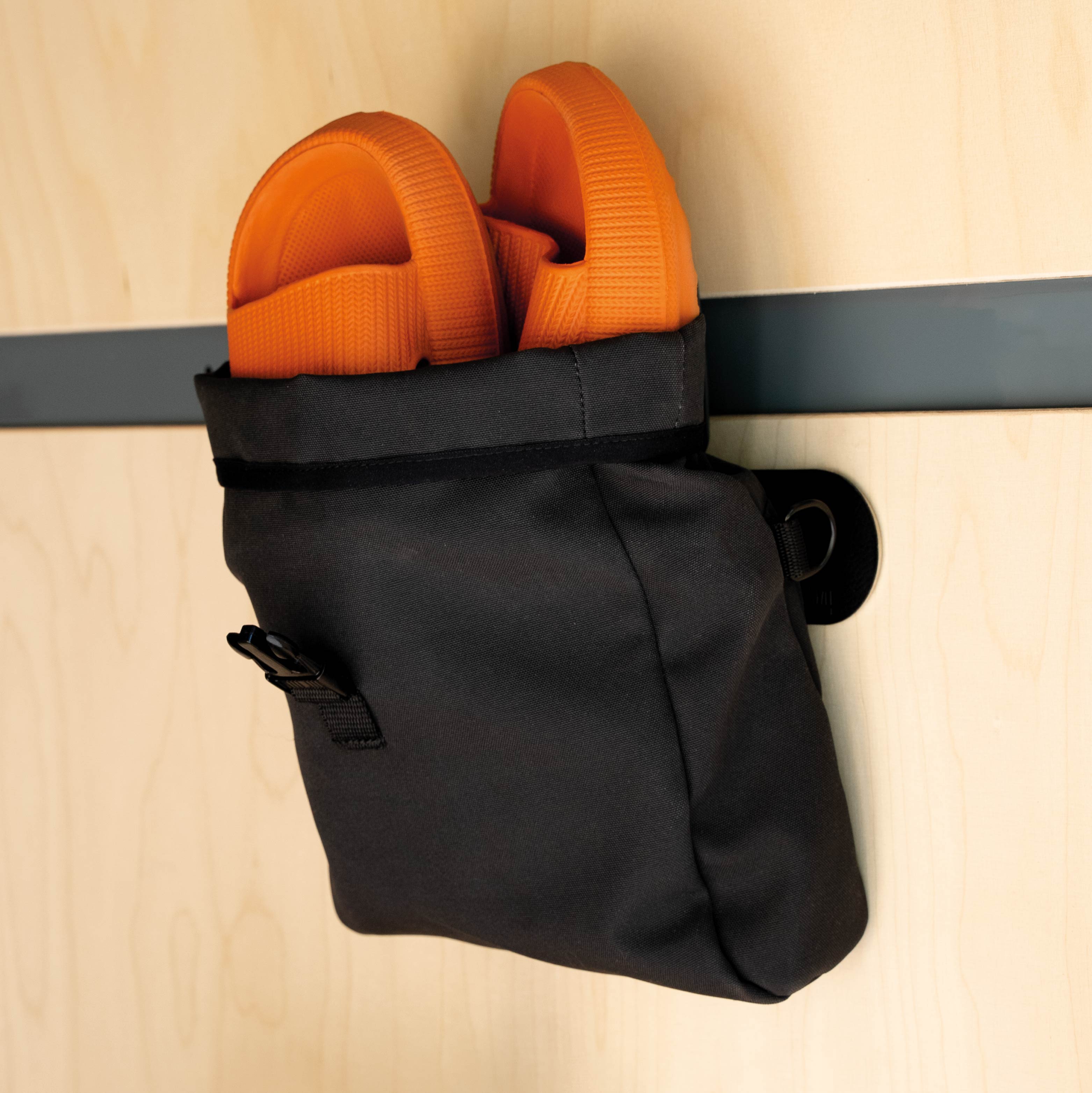 Magnetic pocket adheres to the metal strip included in the set